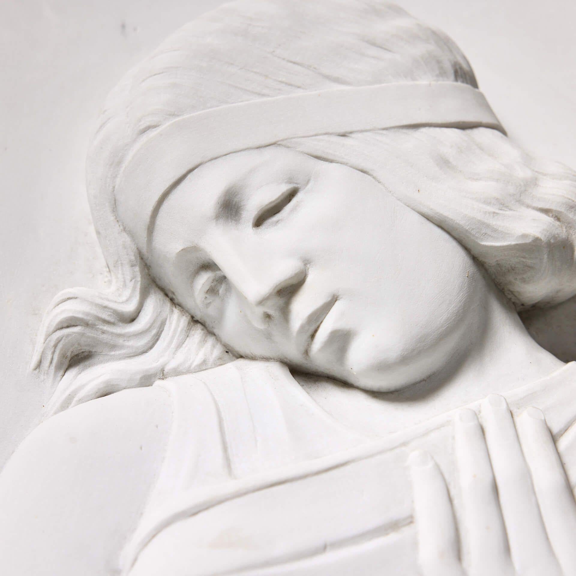 Fait main Ancienne plaque en marbre blanc statuaire sculpté en vente