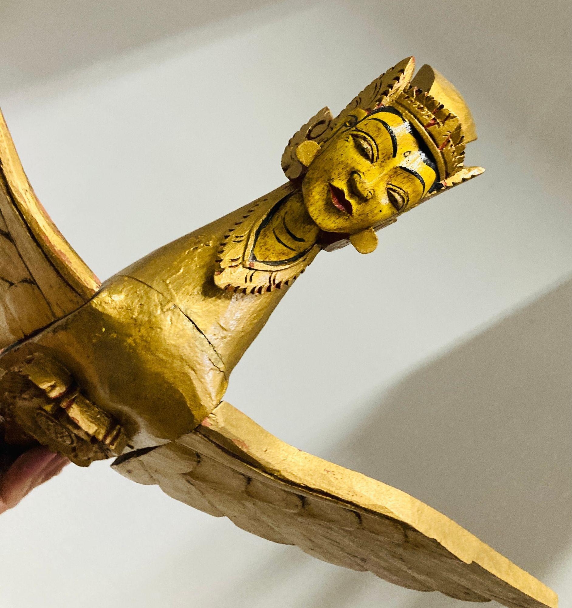 Antigua Escultura Tailandesa Tallada de Deidad Diosa Alada KINNARA:
Kinnara de madera tallada del sudeste asiático de Tailandia, arte popular hindú.
Antiguo Templo Tailandés colgante de madera tallada a mano Diosa Kinnara.
Un kinnara (sánscrito: