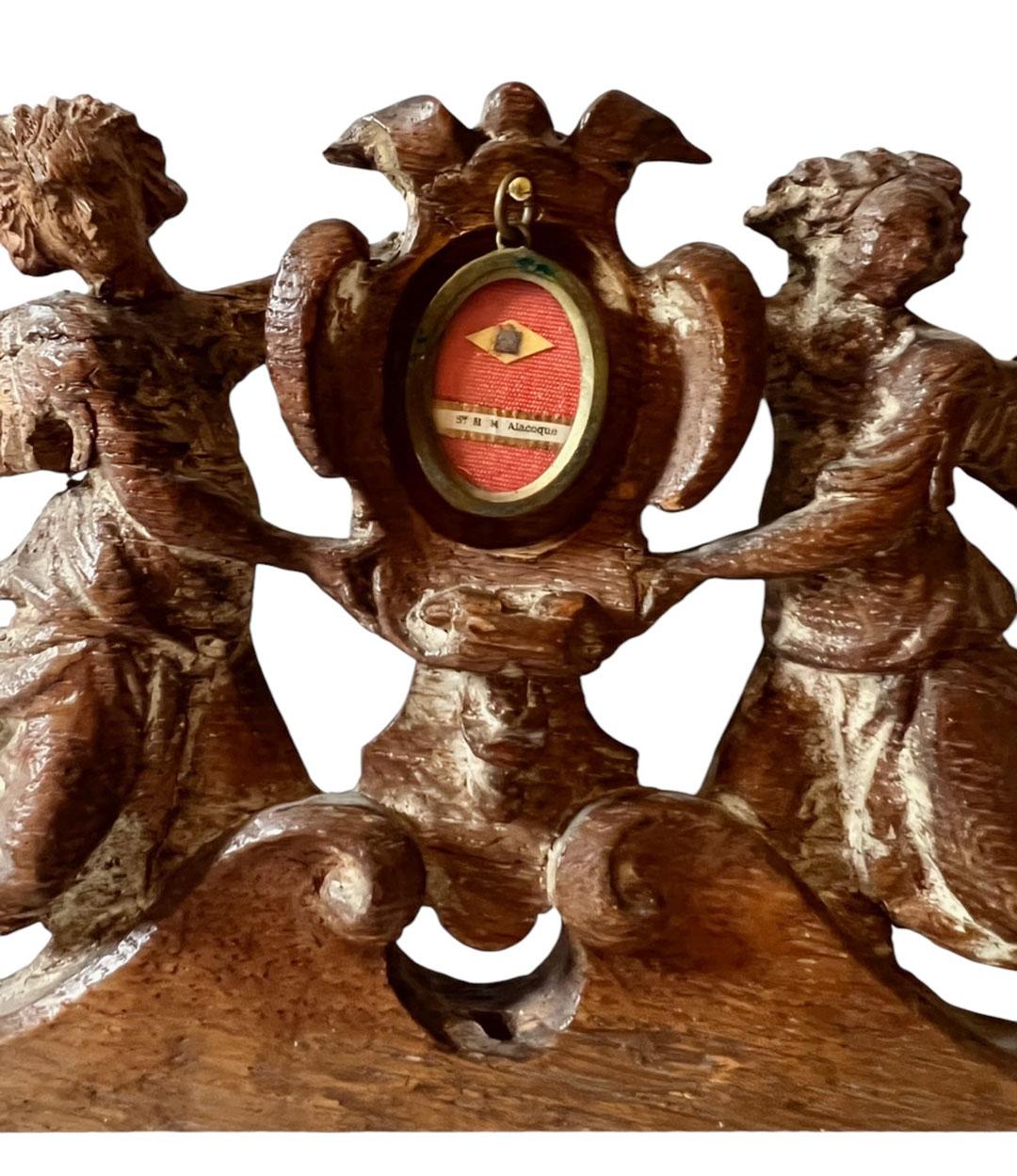 Antique Carved Wood Angels Holding a Reliquary In Good Condition In Dallas, TX