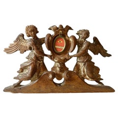 Anciennes anges en bois sculpté tenant un reliquaire