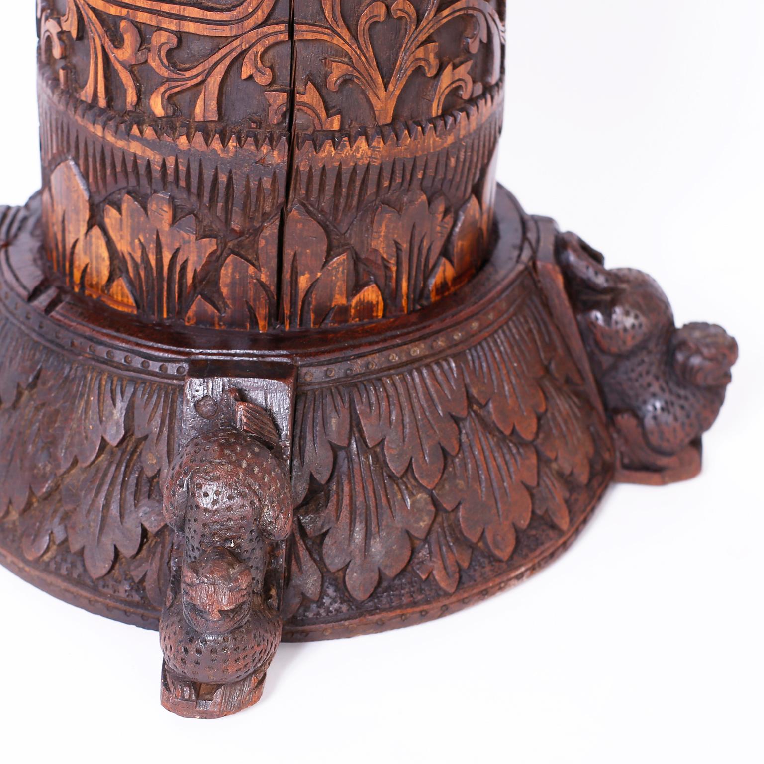 Porte-parapluies ou support de canne anglo-indien ancien en bois sculpté en vente 1