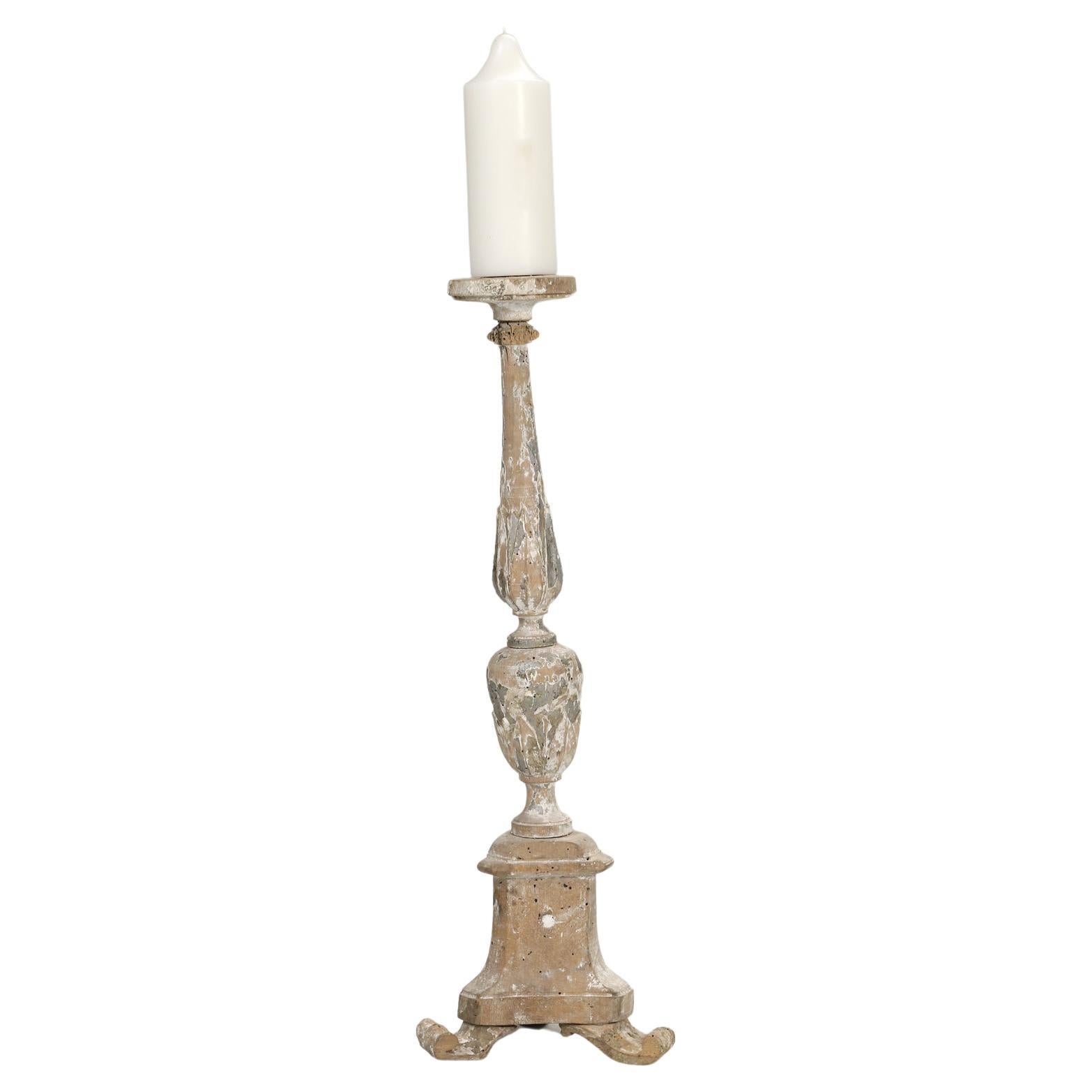 Antiker Kerzenständer aus geschnitztem Holz im Angebot