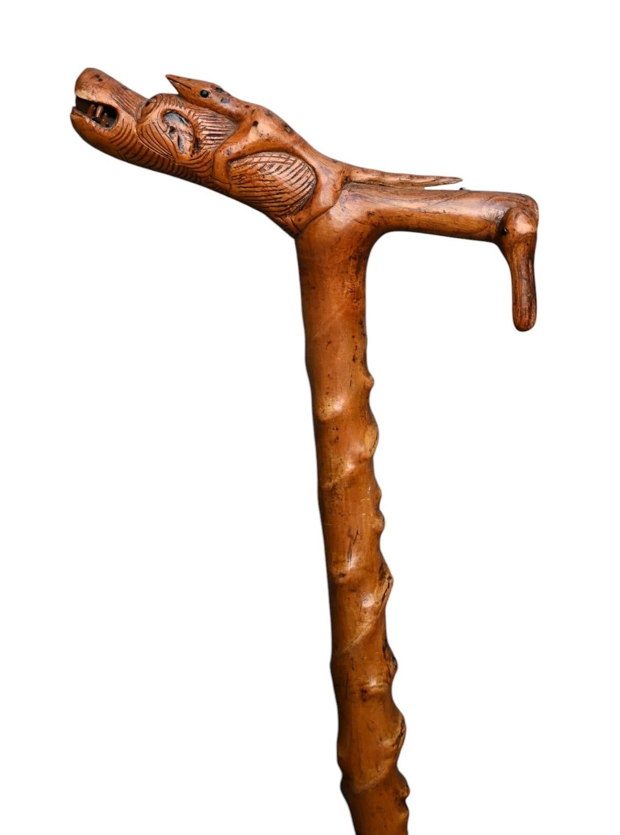 Sculpté à la main Canne ancienne en Wood Carved - art populaire,  Poignée fantastique , 19e siècle en vente