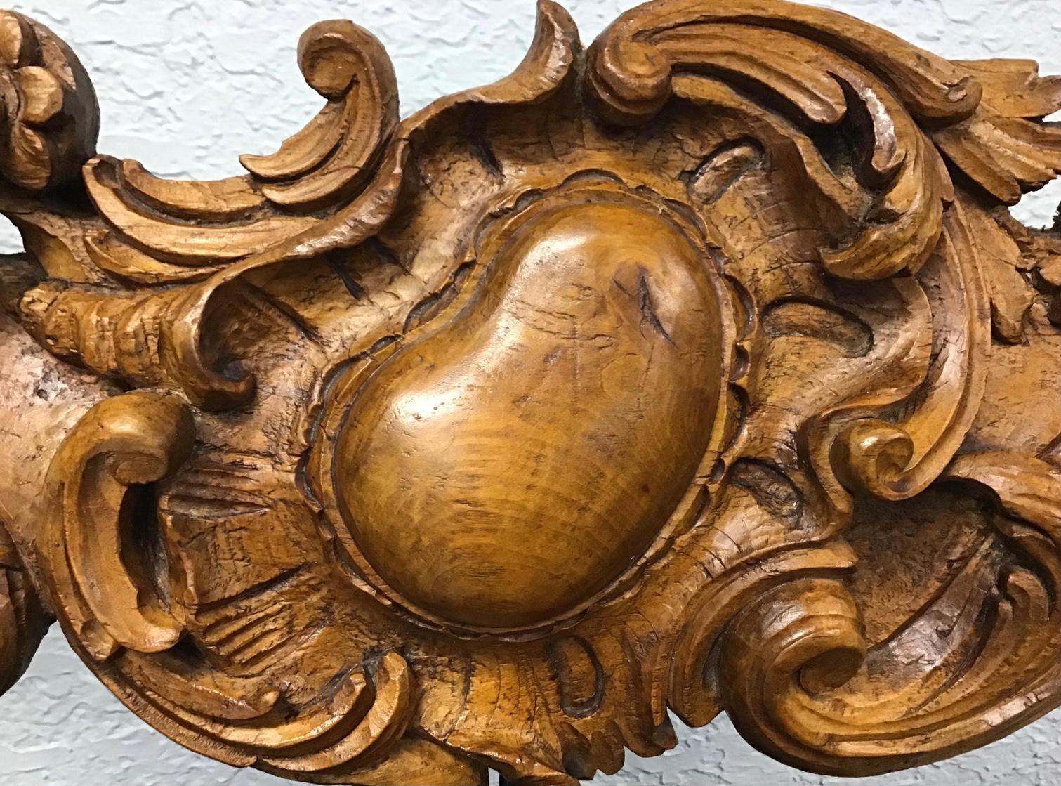 Antique Carved Wood Cartouche, a Pair In Good Condition For Sale In Bradenton, FL