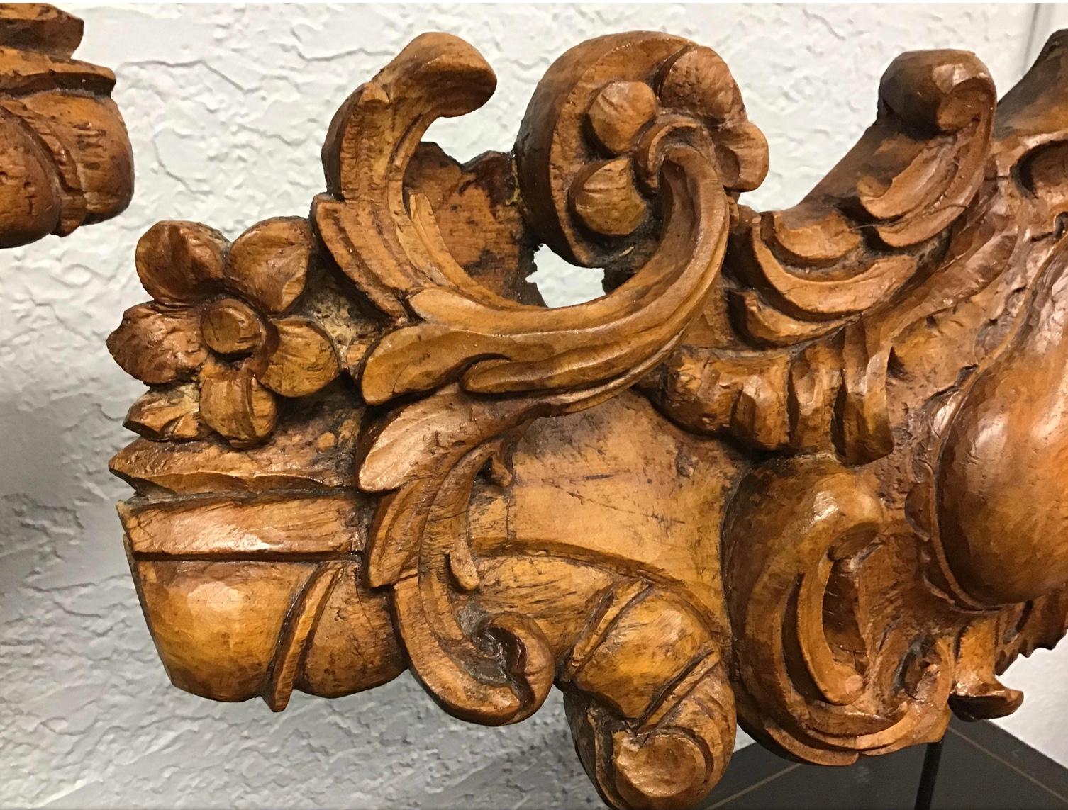 Antike geschnitzte Holzkartusche, ein Paar im Zustand „Gut“ im Angebot in Bradenton, FL