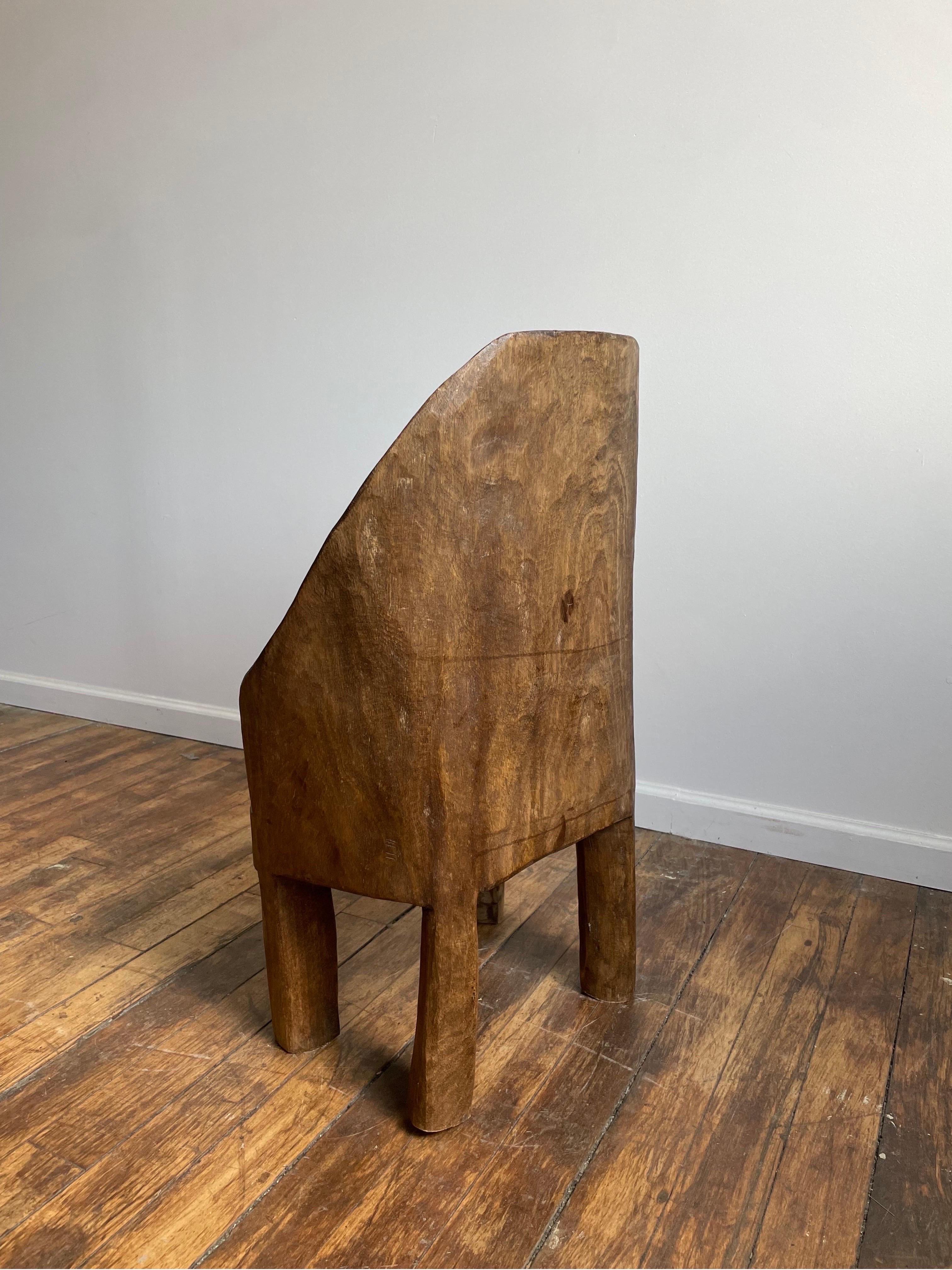 Primitif Chaise ancienne en bois sculpté n°1  en vente