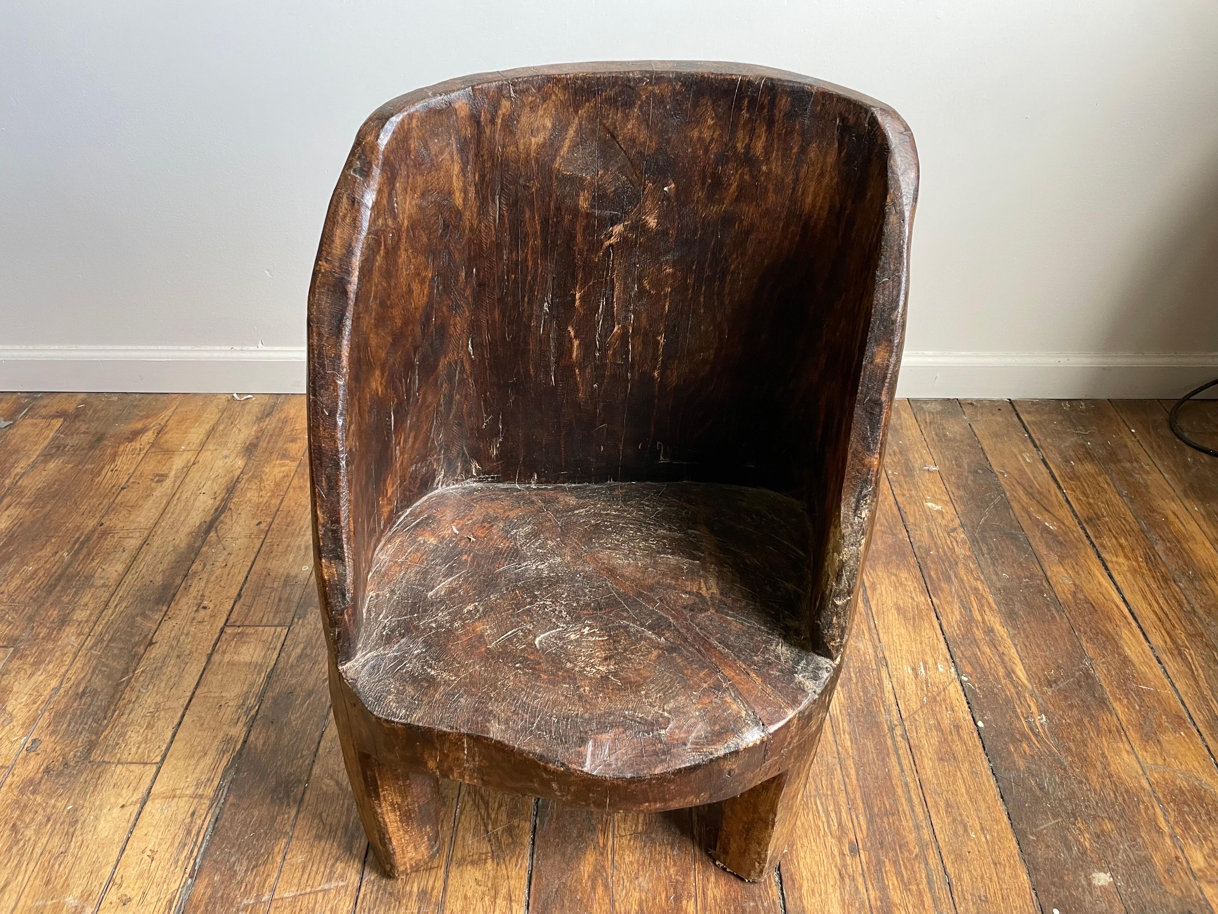 Belle chaise ancienne en bois massif sculpté. 

On pense qu'il date de la fin des années 1800 ou du début des années 1900. 