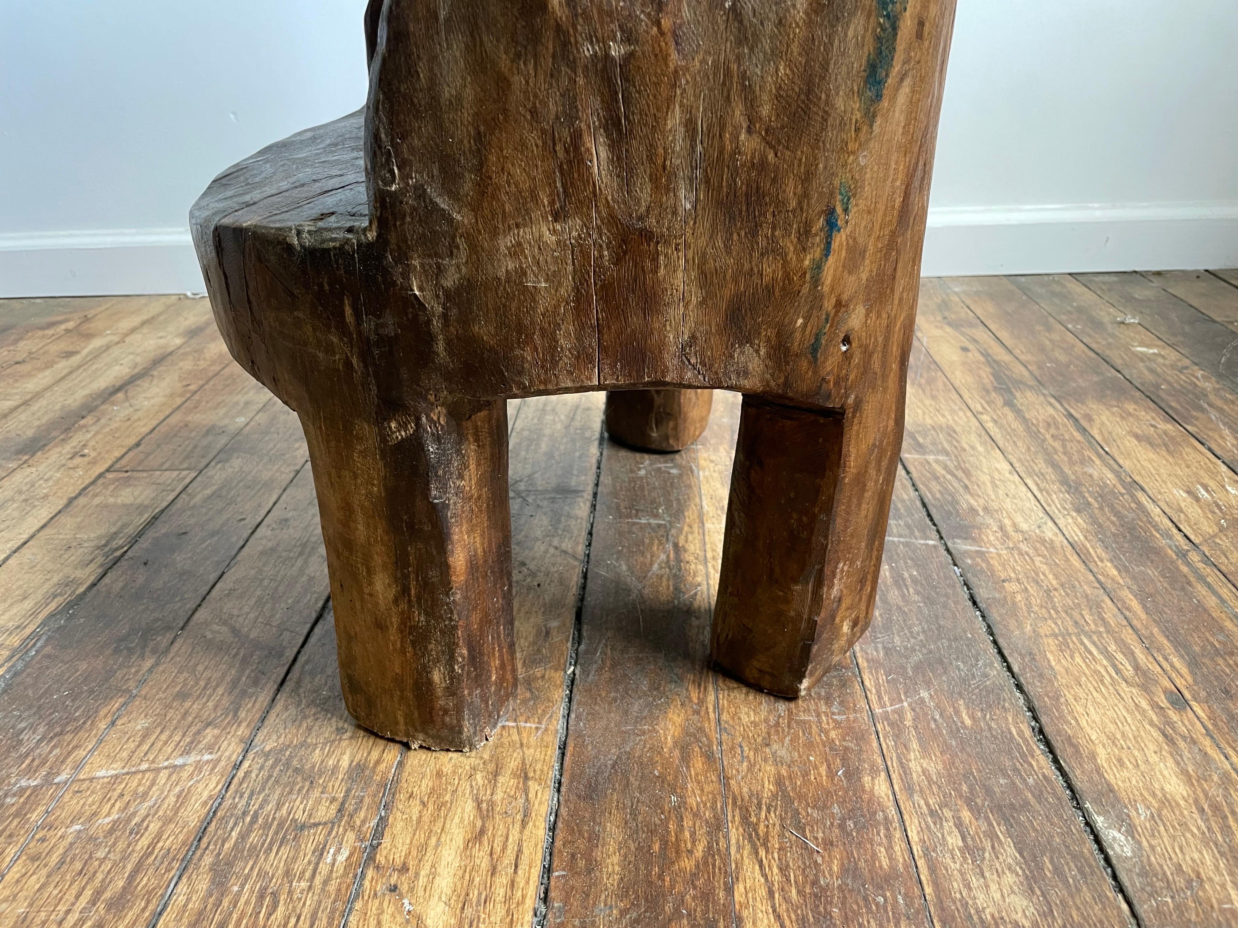 Primitif Chaise ancienne en bois sculpté n° 2 en vente