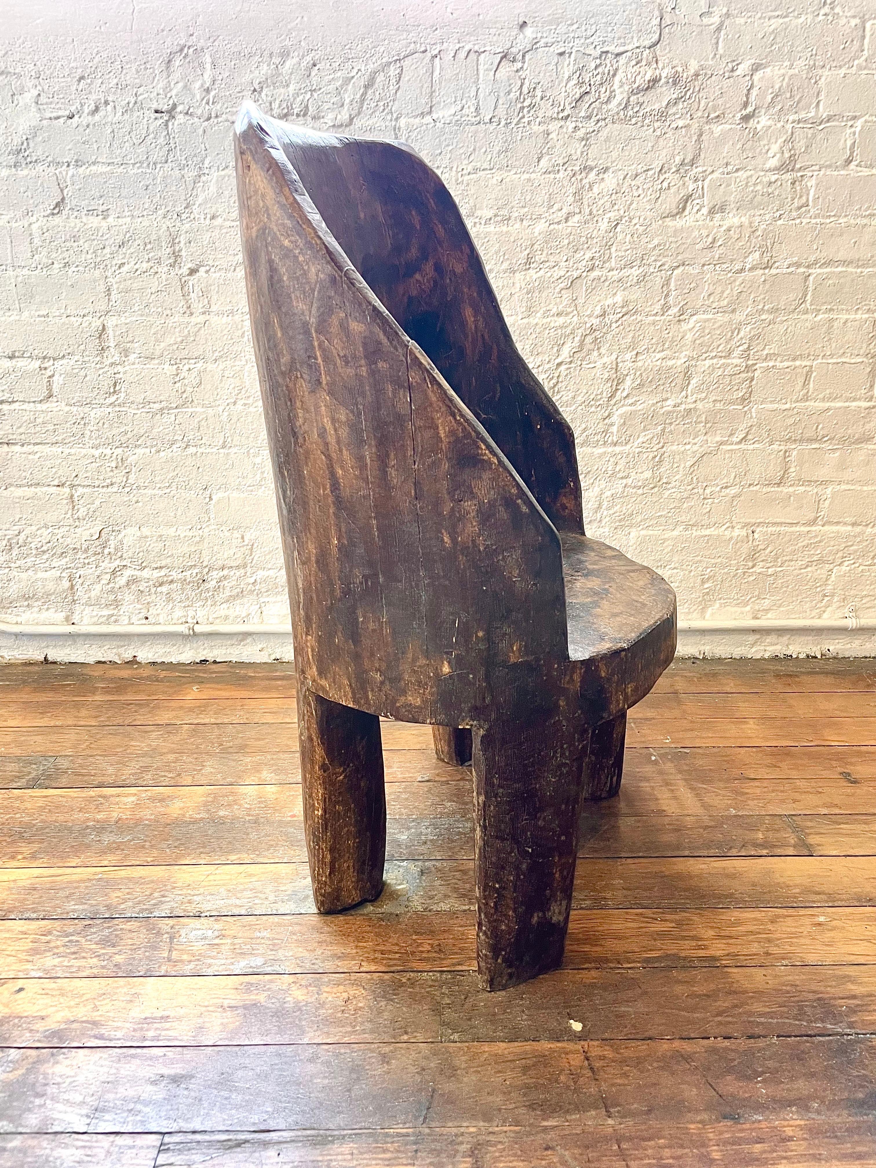 Belle chaise ancienne. Sculpté dans un tronc d'arbre massif. 

On estime qu'il a entre 120 et 150 ans. 
