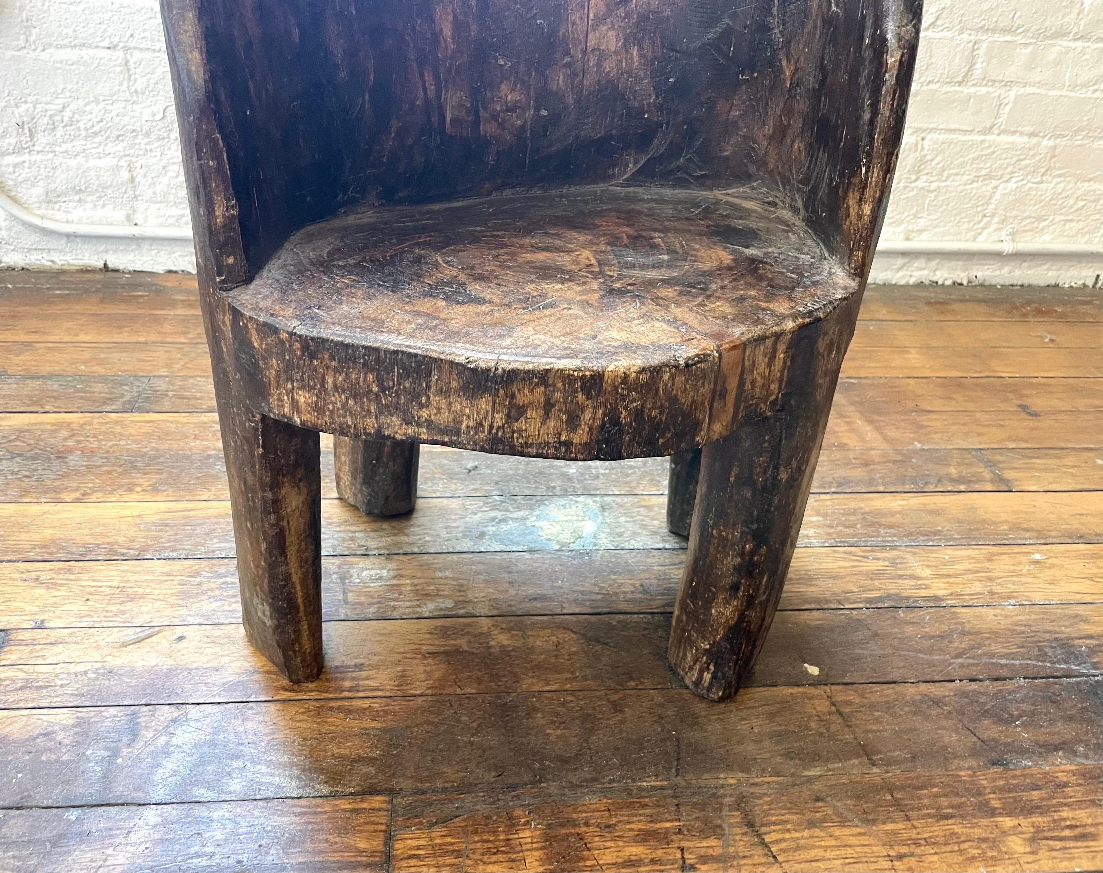 Primitif Chaise ancienne en bois sculpté n° 3 en vente