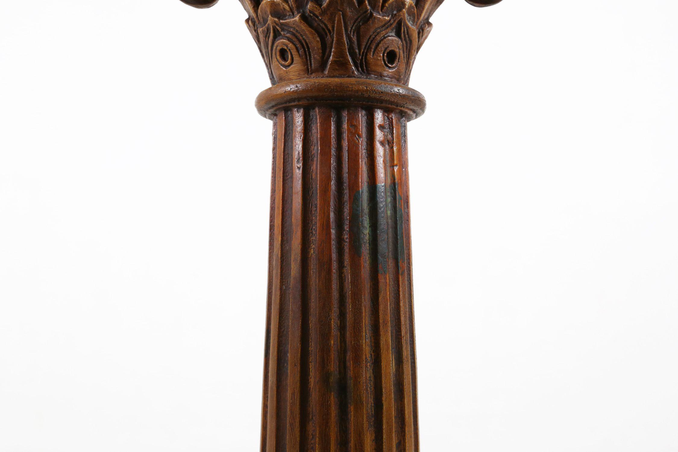 
Columna corintia vintage de madera con gran pátina. Este pilar se fabricó a mano hacia 1890 en Francia y sirve perfectamente como pedestal o mesa para plantas.  Fabricada en madera de alta calidad, esta columna presenta un intrincado diseño