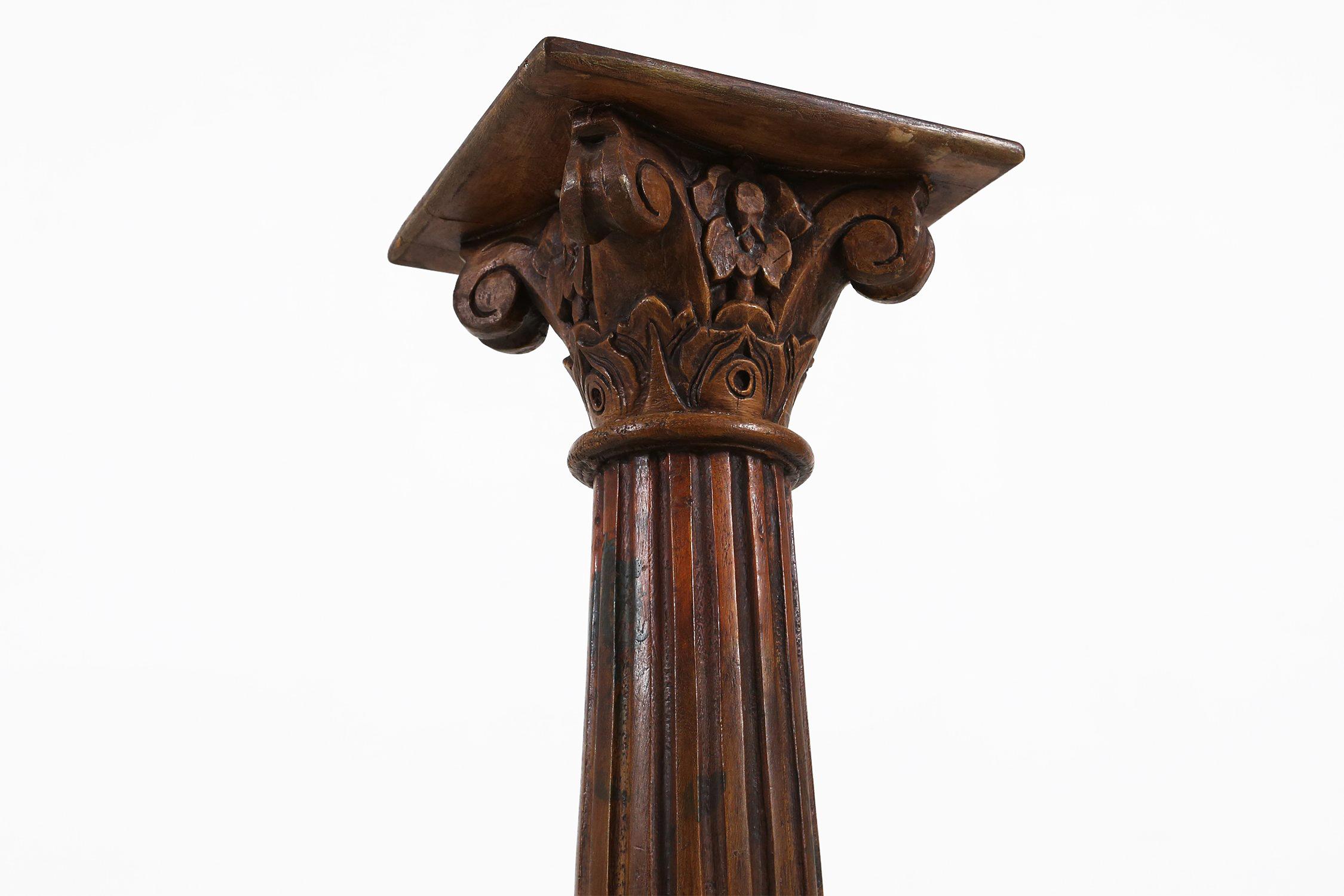 Columna o pedestal corintio antiguo de madera tallada, Francia ca. 1890 en Bueno estado para la venta en Meulebeke, BE