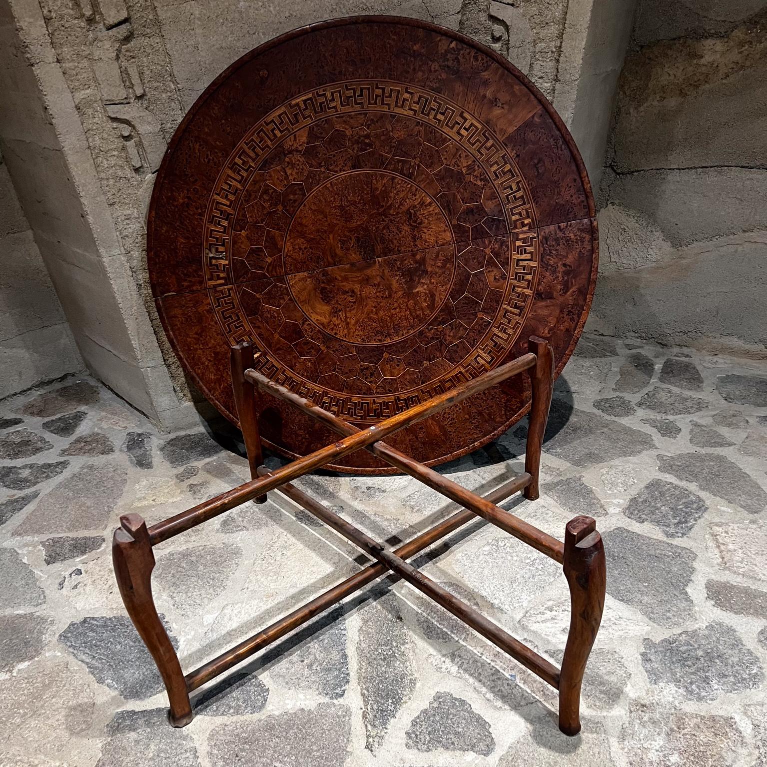 Table basse pliante marocaine ancienne en bois exotique  en vente 1