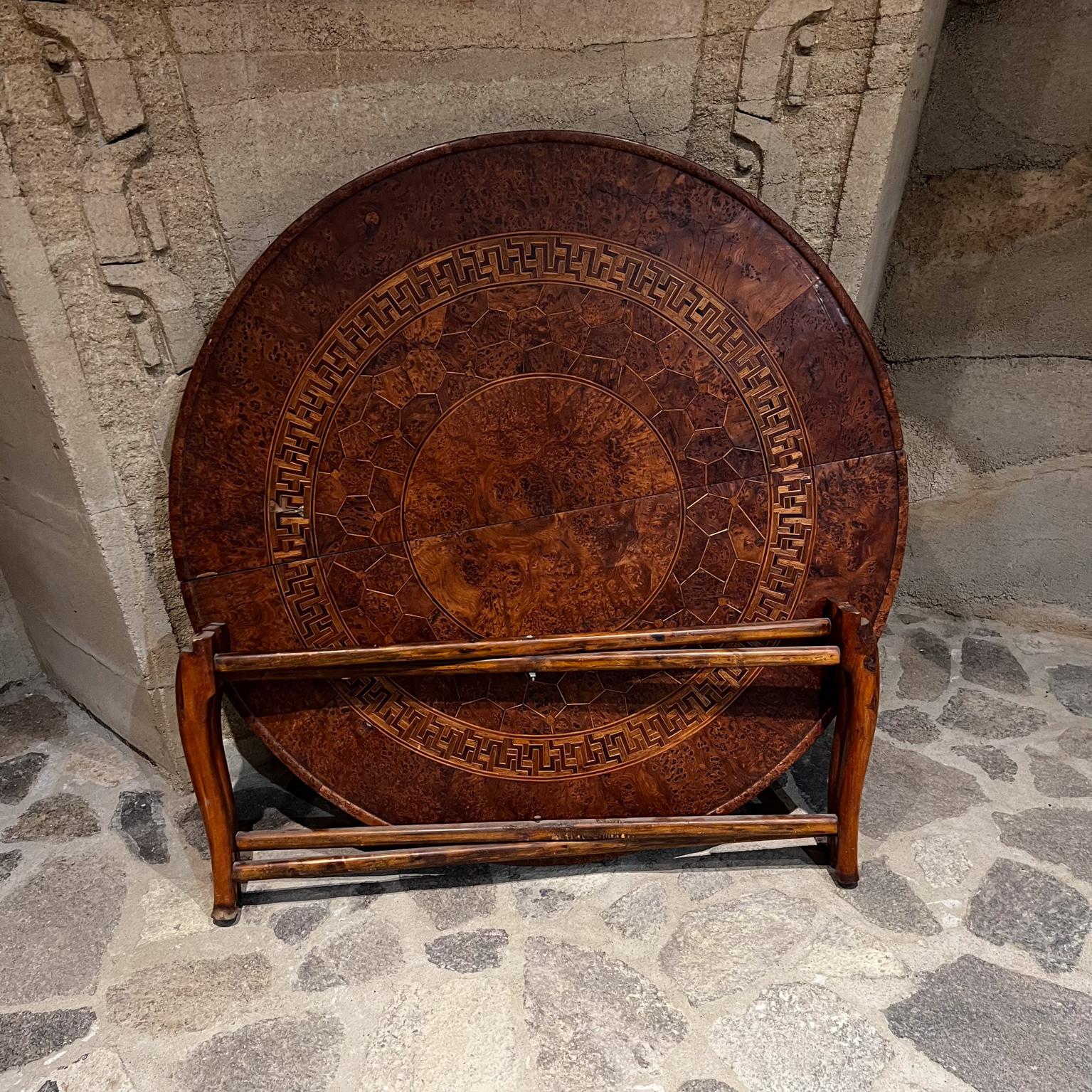 Table basse pliante marocaine ancienne en bois exotique  en vente 2