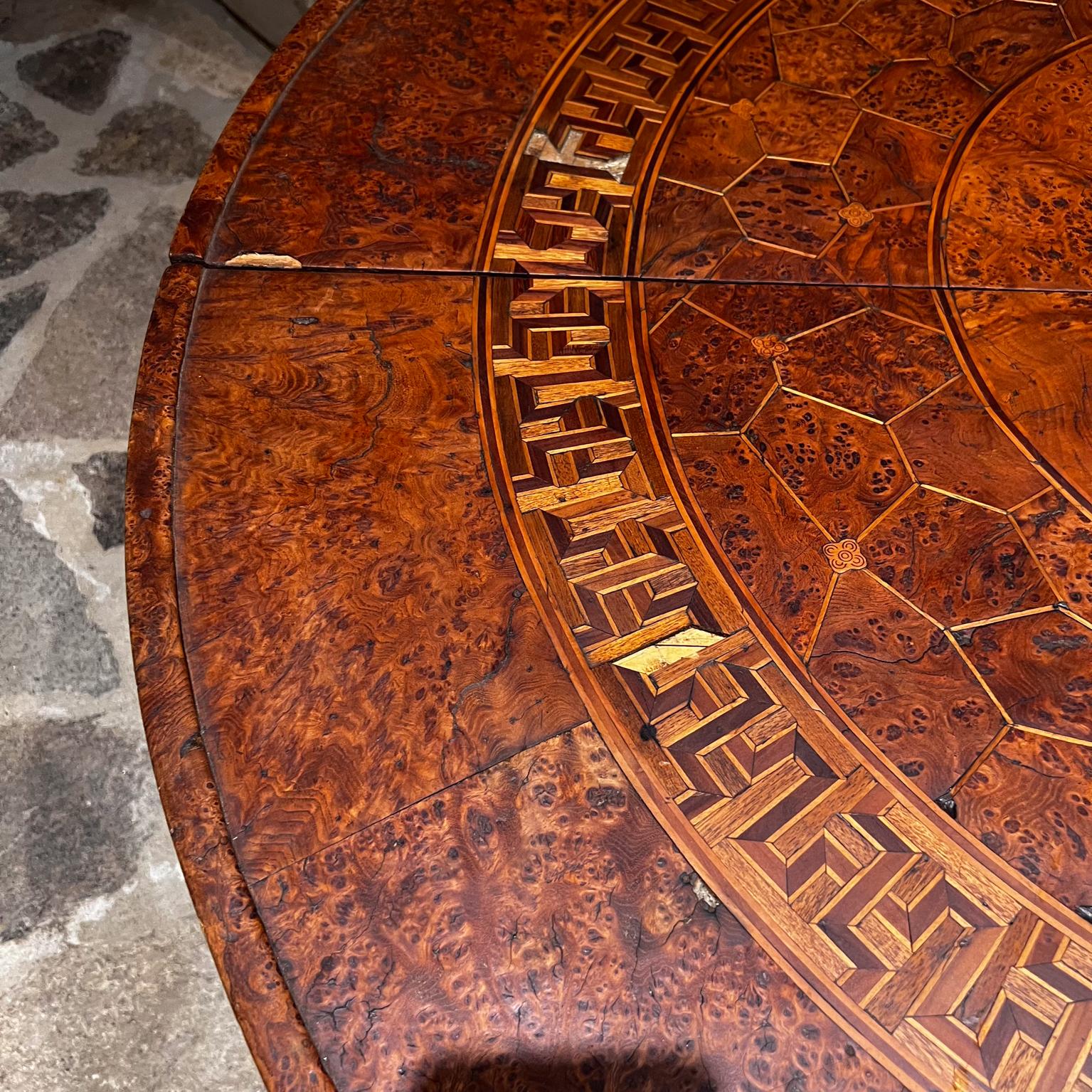 Mauresque Table basse pliante marocaine ancienne en bois exotique  en vente