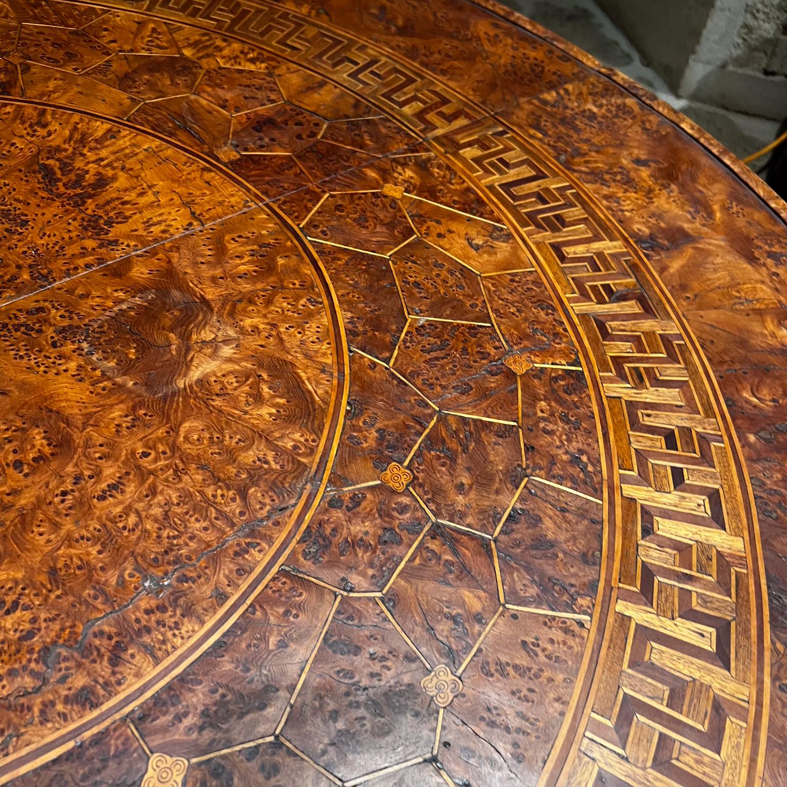 20ième siècle Table basse pliante marocaine ancienne en bois exotique  en vente