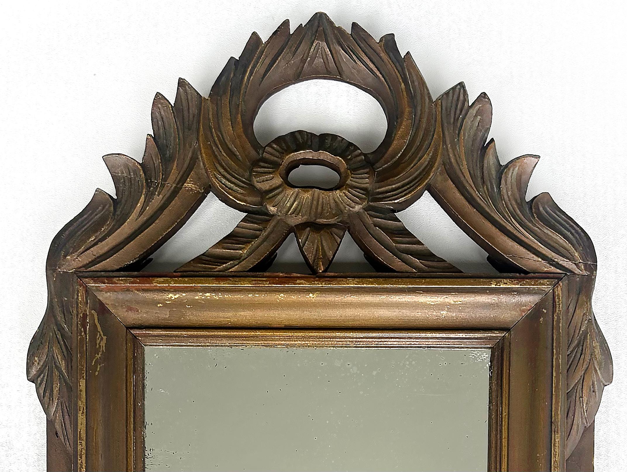 Specchio francese del XIX secolo in Wood intagliato in stile Luigi XVI

In vendita c'è un antico specchio in legno intagliato francese del XIX secolo creato in stile Luigi XVI.  La cornice presenta dettagli floreali intagliati in stile naif sopra lo