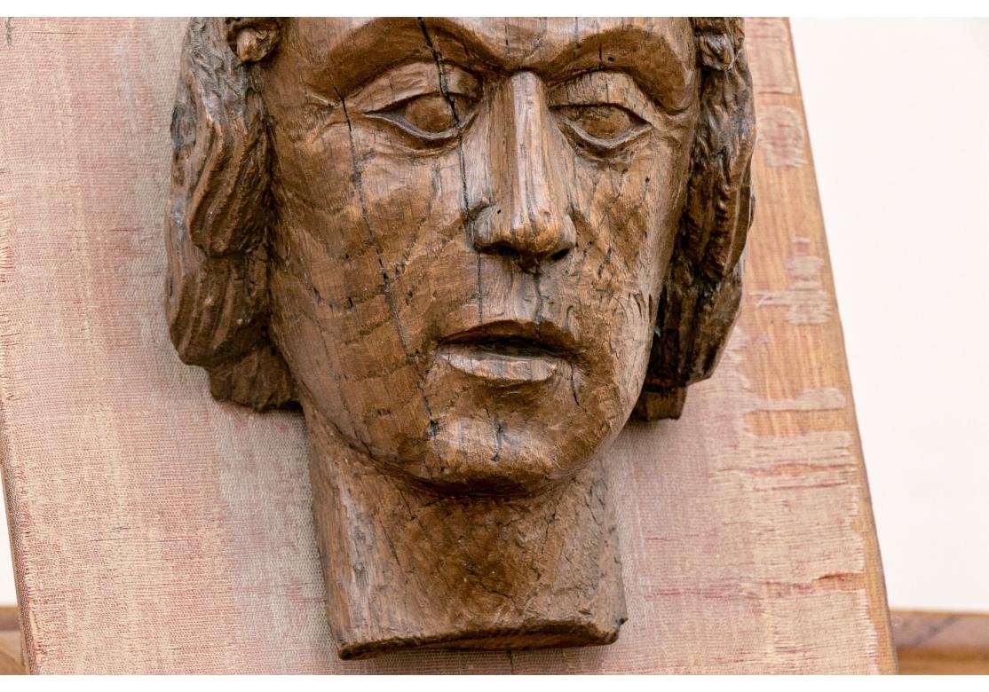 Antiker geschnitzter Holzkopf eines männlichen Mannes, montiert auf Täfelung im Zustand „Starke Gebrauchsspuren“ im Angebot in Bridgeport, CT