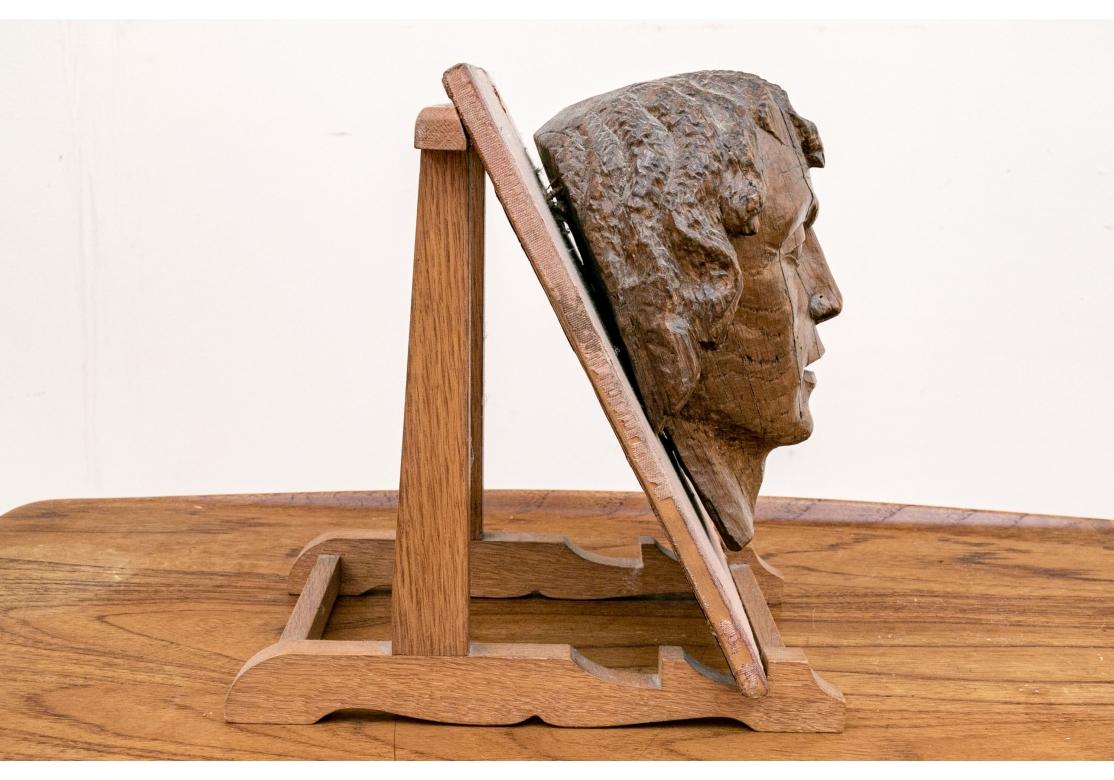 Antiker geschnitzter Holzkopf eines männlichen Mannes, montiert auf Täfelung im Angebot 2