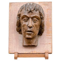 Antiker geschnitzter Holzkopf eines männlichen Mannes, montiert auf Täfelung