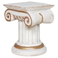 Table colonne ionique ancienne en bois sculpté avec socle en bois sculpté blanc et or 