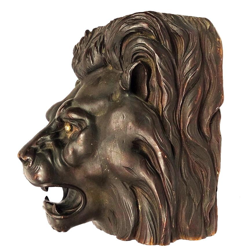 Dimensioni:
Altezza: 14 pollici 
Larghezza: 13 pollici 
Profondità: 12 pollici.

Informazioni sull'oggetto:
Questa elaborata testa di leone in legno intagliato era un pezzo decorativo integrante di un bancone o di uno scaffale di un bar di