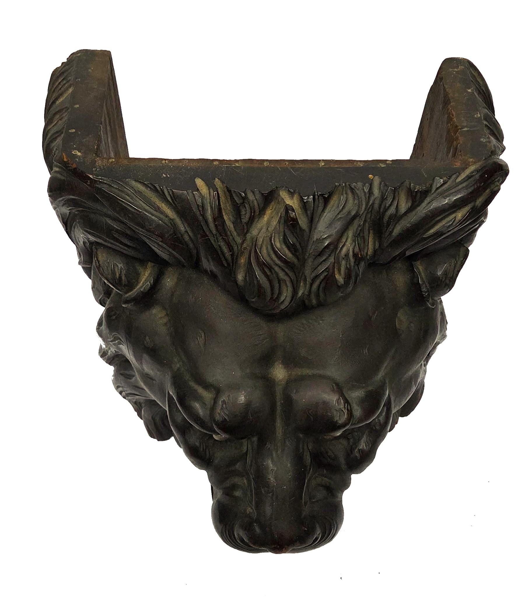 Legno Antica testa di leone in legno intagliato proveniente da un bar di Manhattan, 1880-1890 ca. in vendita