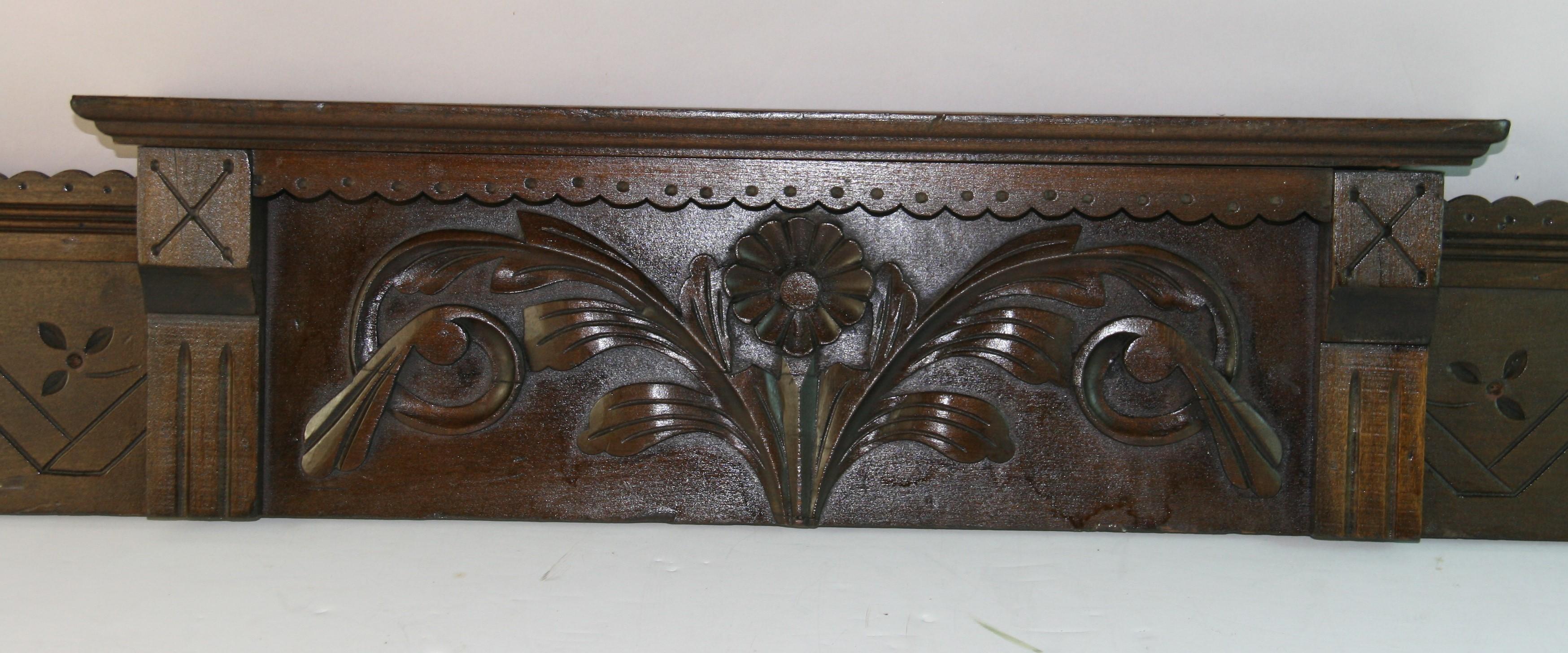 Antique Carved Wood Overdoor Architectural Element im Zustand „Gut“ im Angebot in Douglas Manor, NY