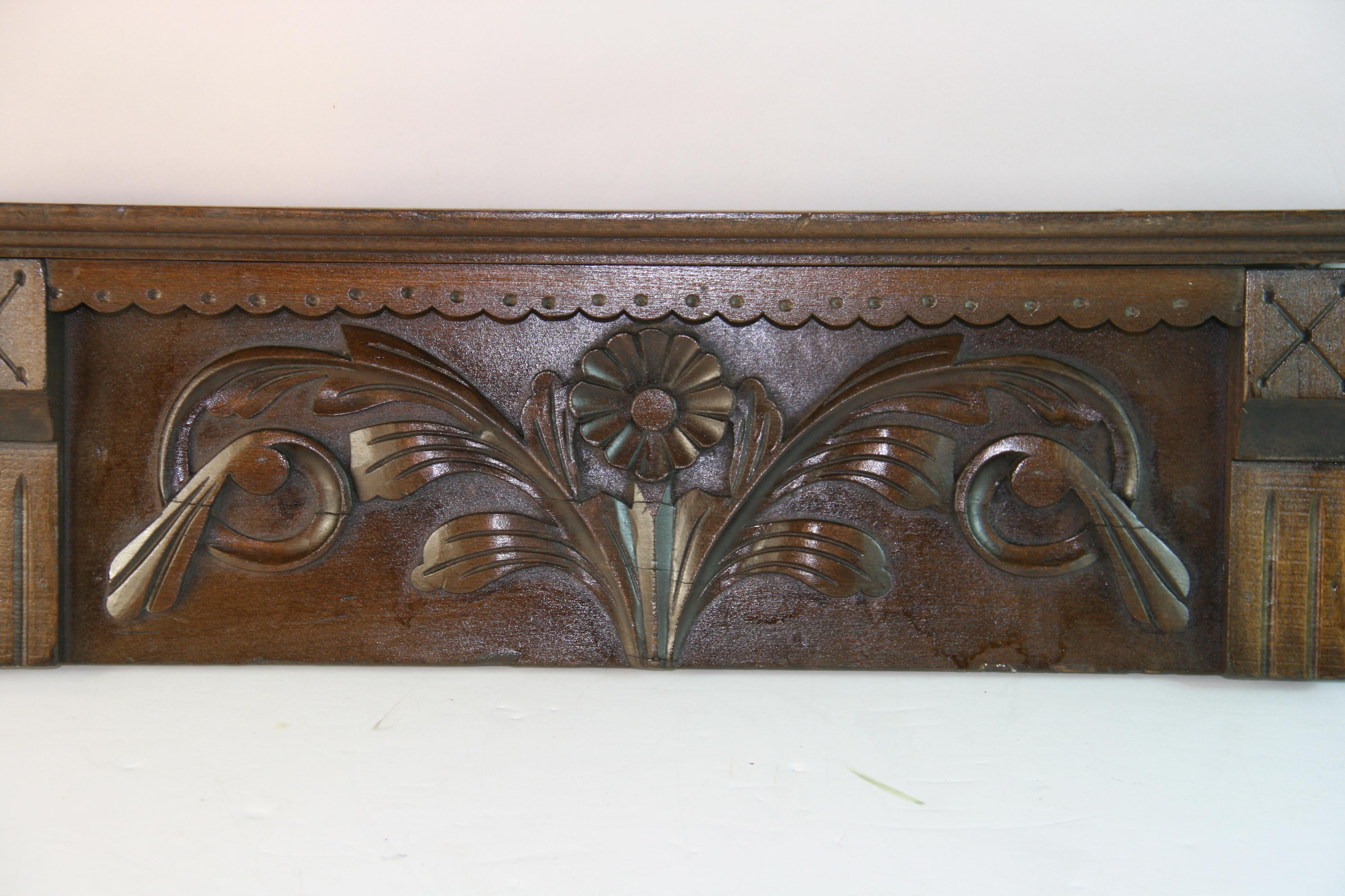 Antique Carved Wood Overdoor Architectural Element (Frühes 20. Jahrhundert) im Angebot