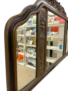 Antiker geschnitzter Wood Overmantel Spiegel mit floralen Urnenmotiven und Scrolled Crest.