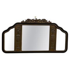 Antiker geschnitzter Wood Overmantel Spiegel mit floralen Urnenmotiven und Scrolled Crest.