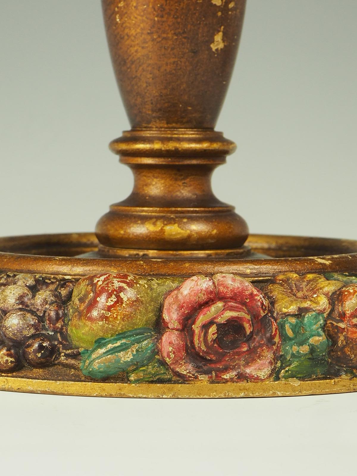 Lámpara de mesa antigua de madera tallada y pintada con frutas en venta 4
