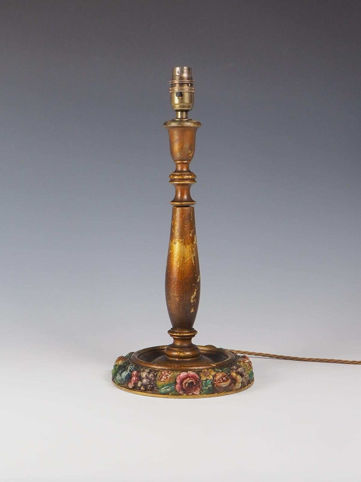 La Lámpara de Mesa Antigua de Madera Tallada con Frutas Pintadas es un complemento impresionante para cualquier hogar.

Esta lámpara de mesa pintada de dorado presenta bellas e intrincadas tallas de frutas de colores alrededor de su base. El diseño