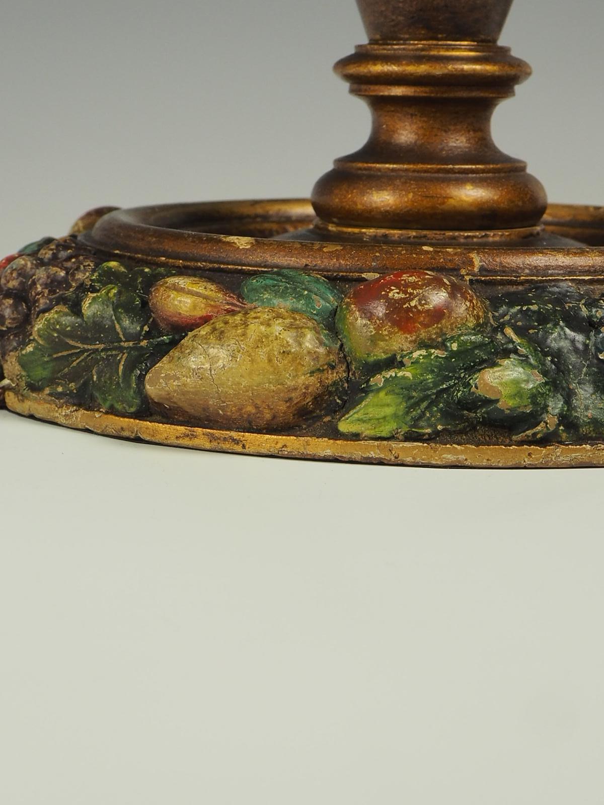 Lámpara de mesa antigua de madera tallada y pintada con frutas siglo XX en venta