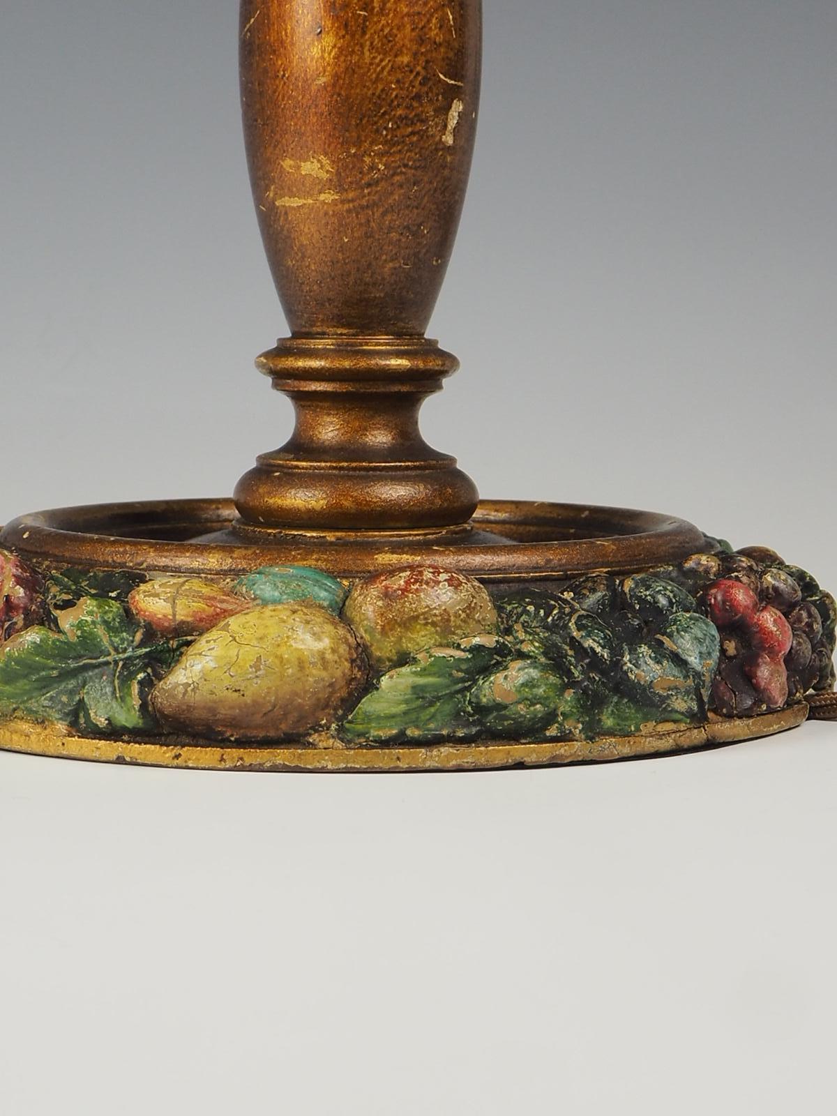 Lámpara de mesa antigua de madera tallada y pintada con frutas Madera en venta