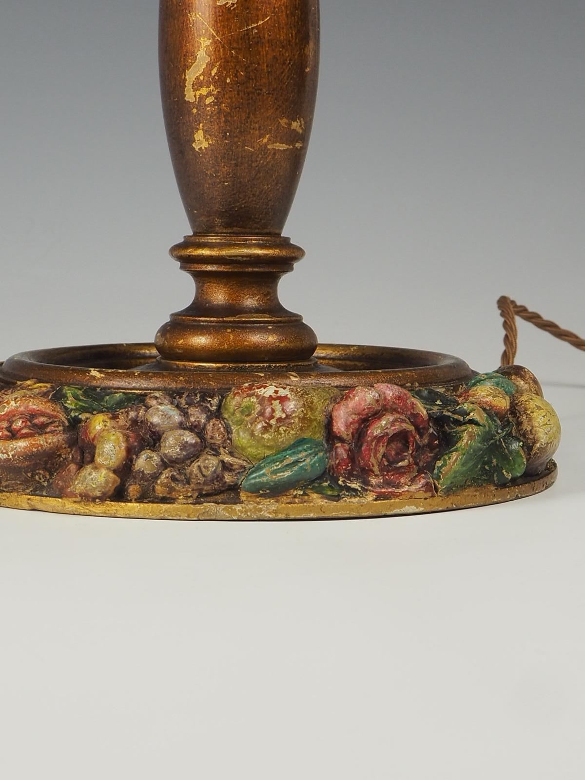 Lámpara de mesa antigua de madera tallada y pintada con frutas en venta 1