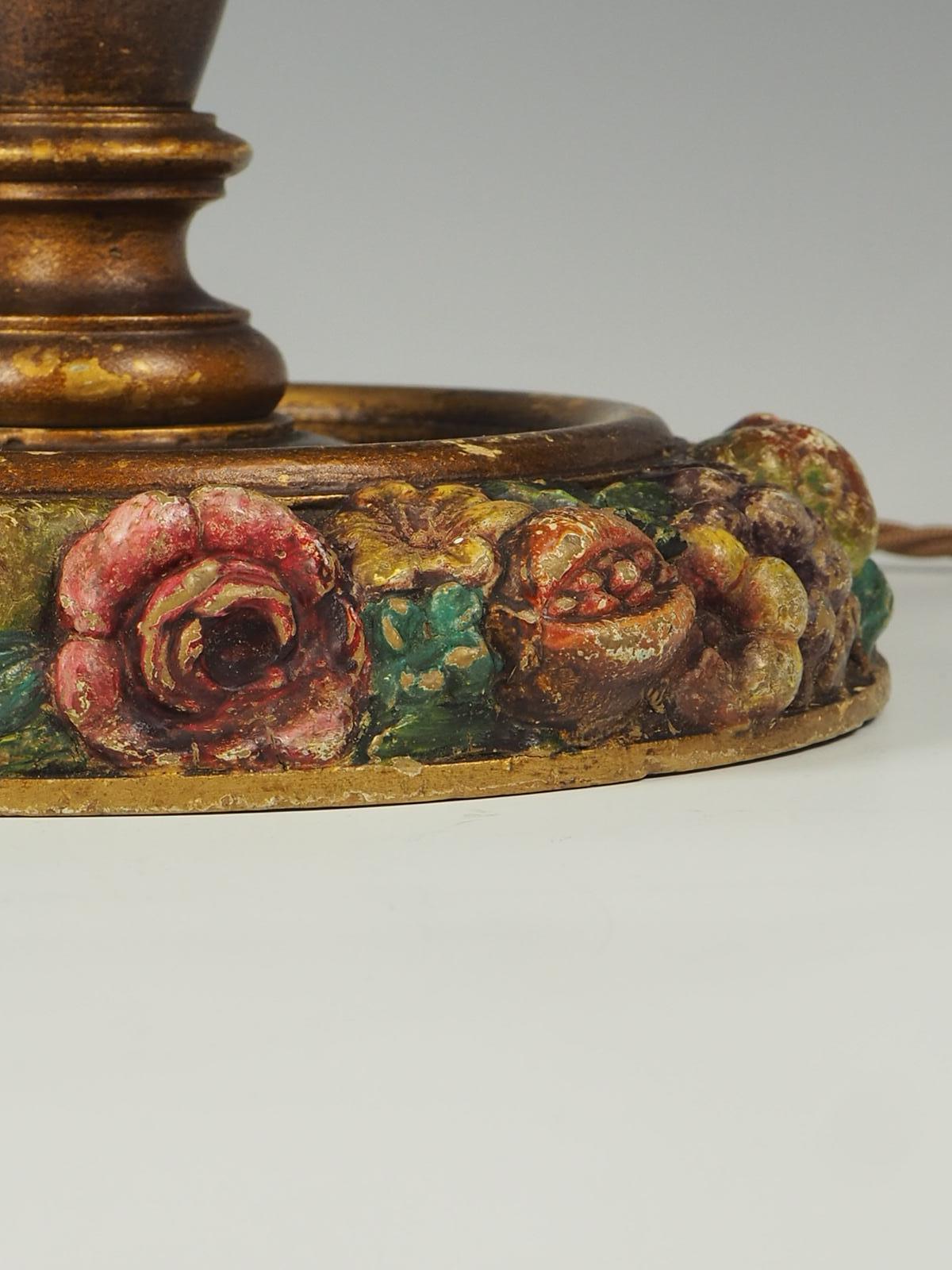 Lámpara de mesa antigua de madera tallada y pintada con frutas en venta 2