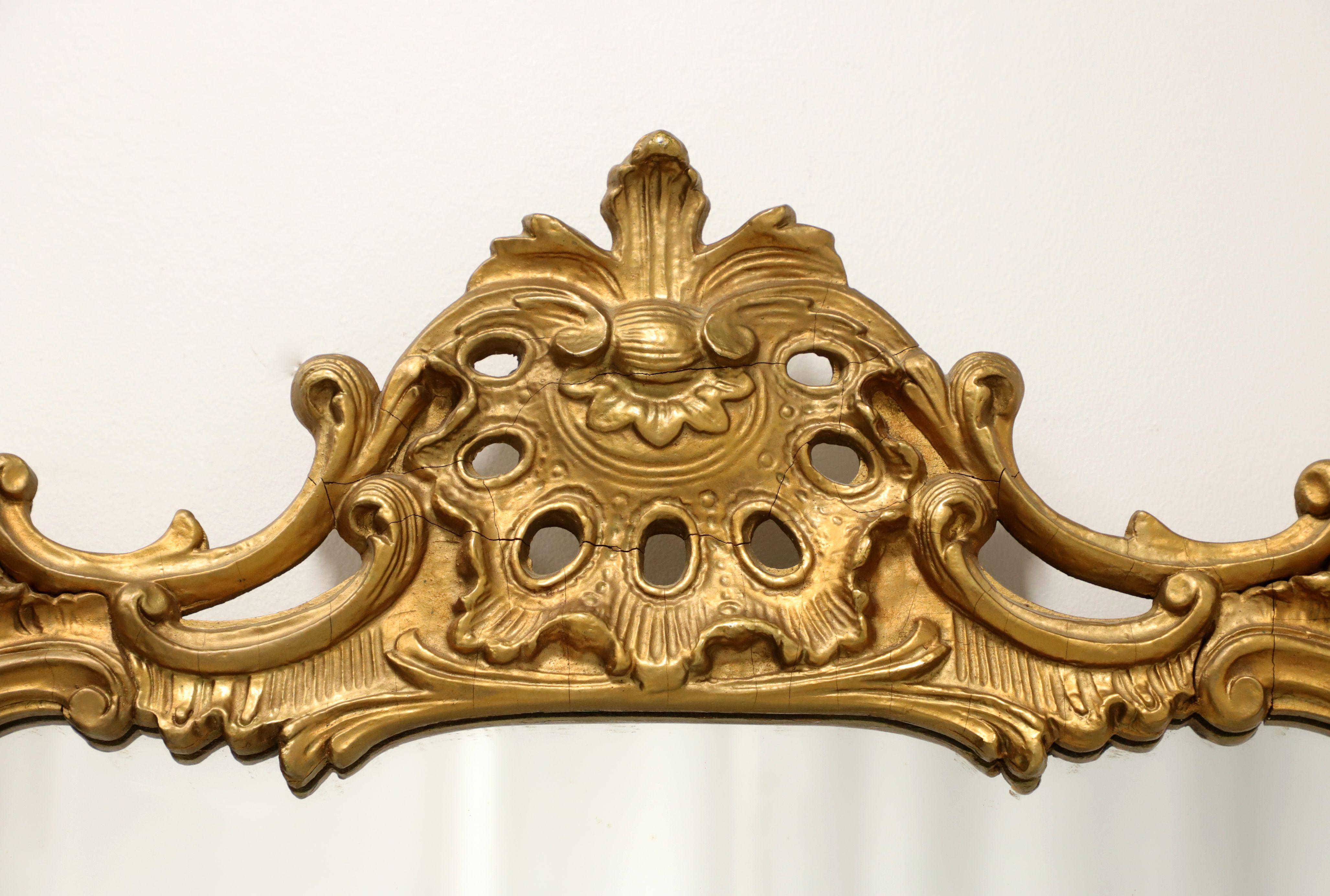 Antiker geschnitzter Holz Regency Stil Gold Wandspiegel (amerikanisch) im Angebot