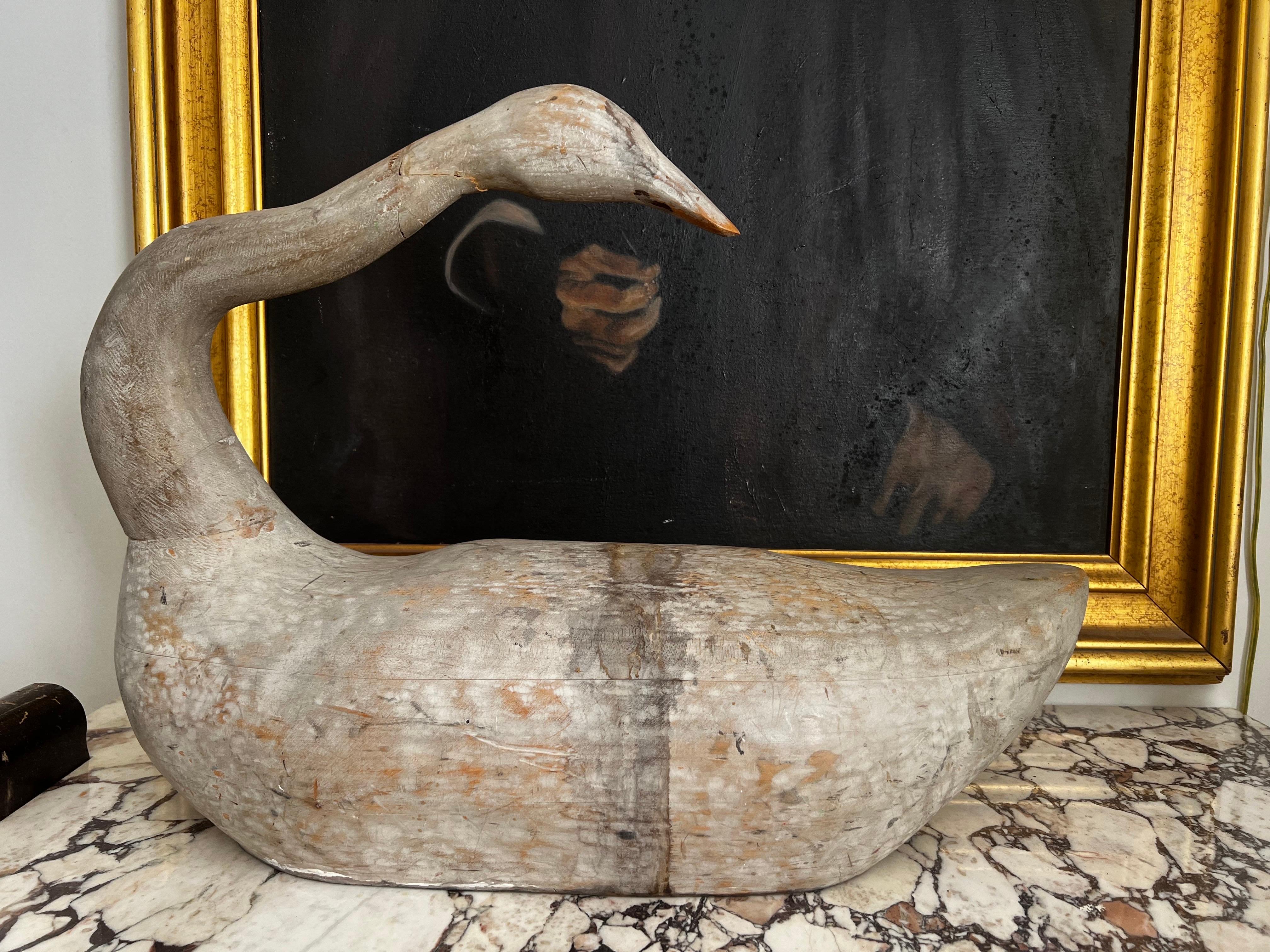 Acquistato durante un viaggio nel New Hampshire.  Non sono sicuro dell'artista. 

Scolpito in legno massiccio.  Mostra un cigno/alce che si prepara con la testa all'indietro.  Finitura rustica con qualche sbiadimento/scheggiatura. 

La testa/collo è