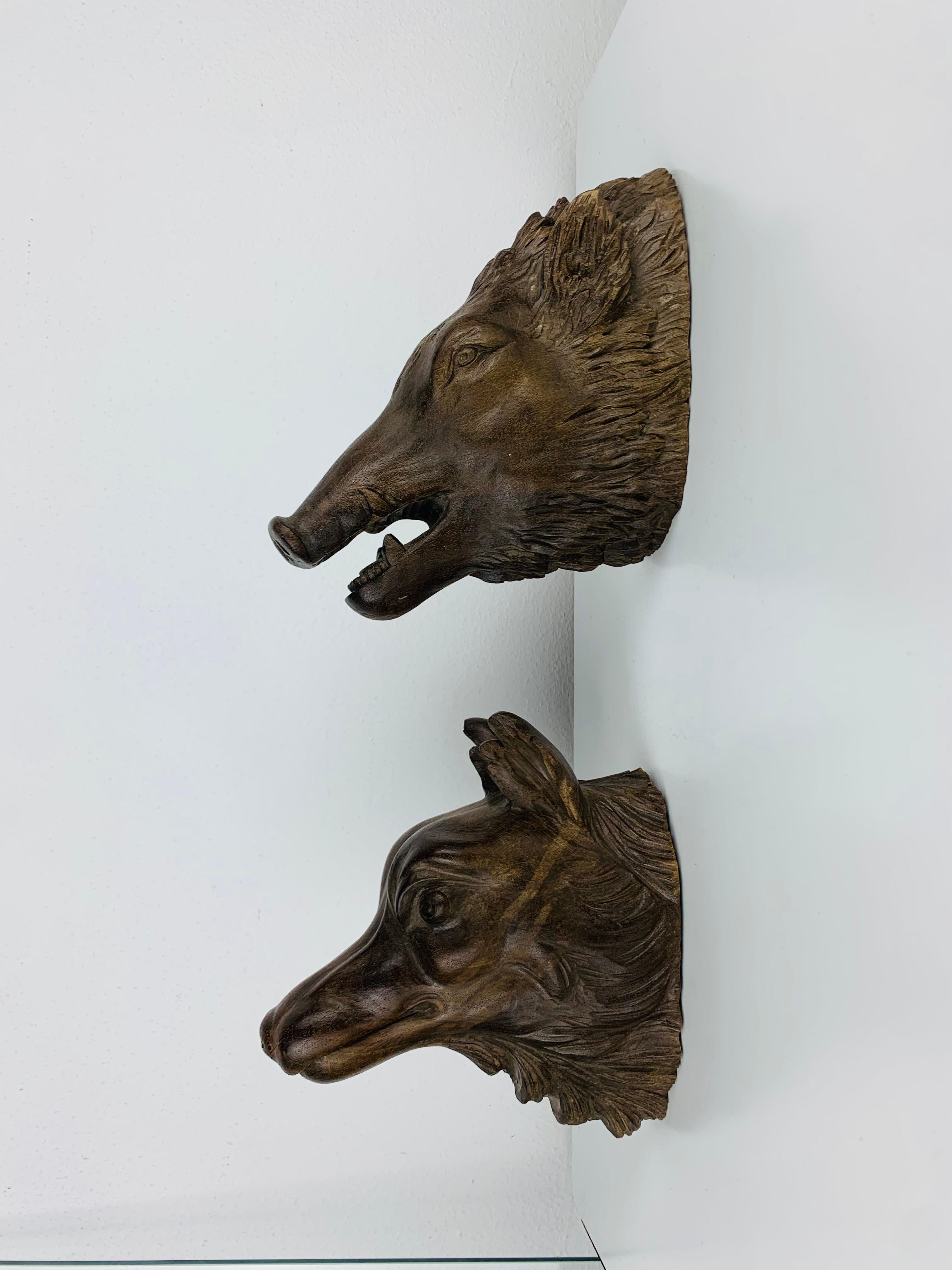 Arte popolare Antica testa di lupo e di cinghiale in legno intagliato, sculture in legno, arte popolare in vendita