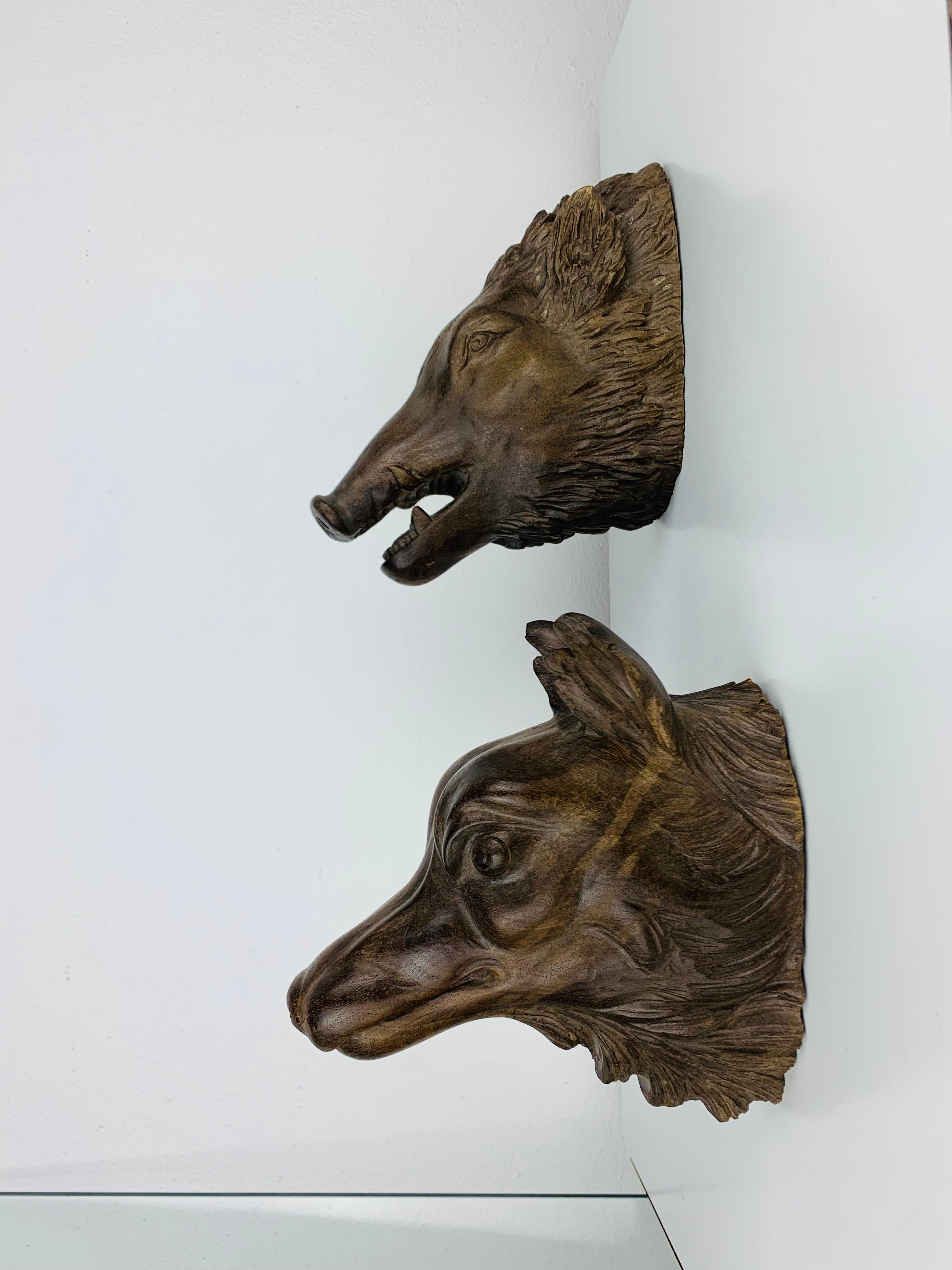 Francese Antica testa di lupo e di cinghiale in legno intagliato, sculture in legno, arte popolare in vendita