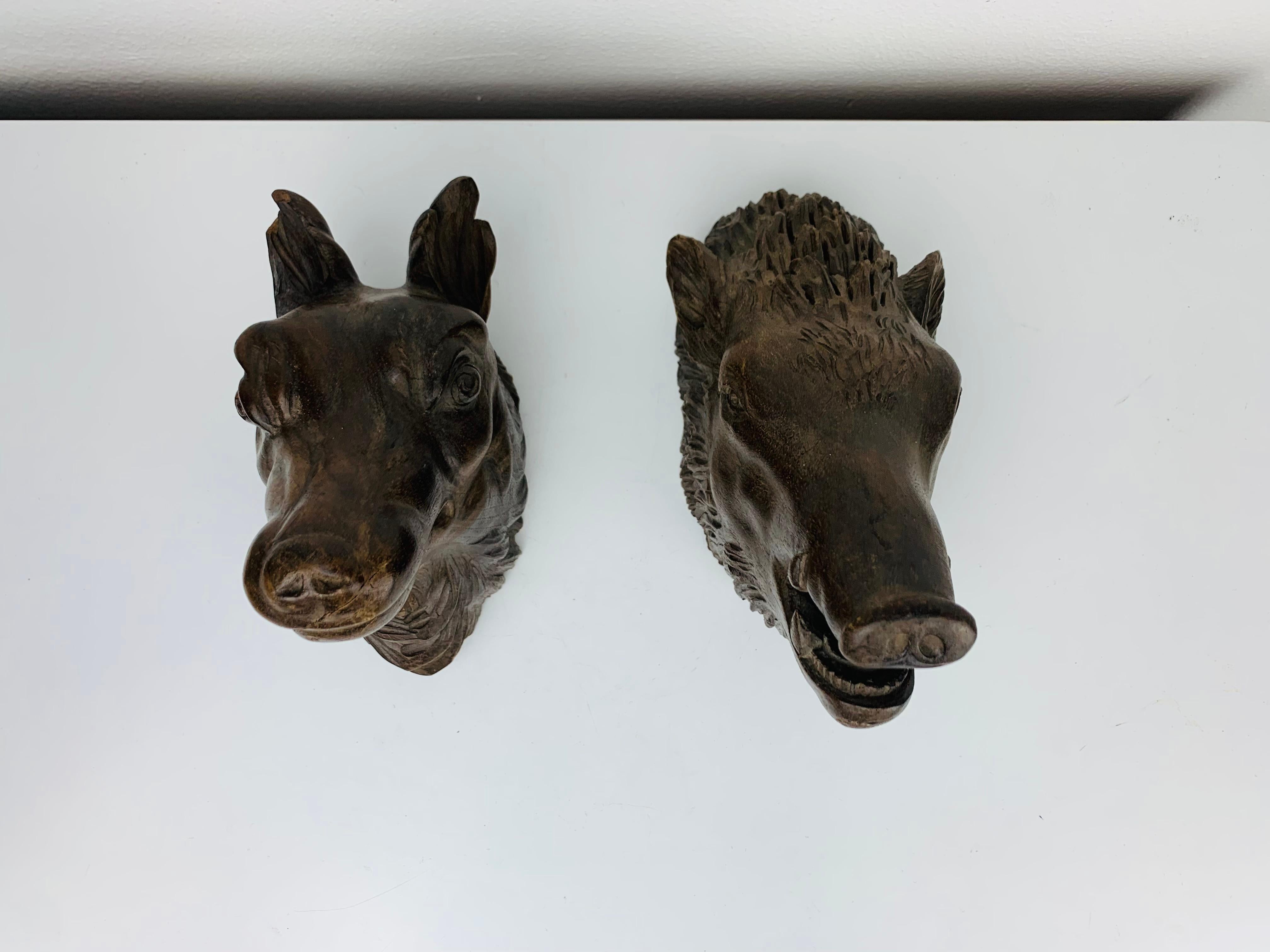 XX secolo Antica testa di lupo e di cinghiale in legno intagliato, sculture in legno, arte popolare in vendita