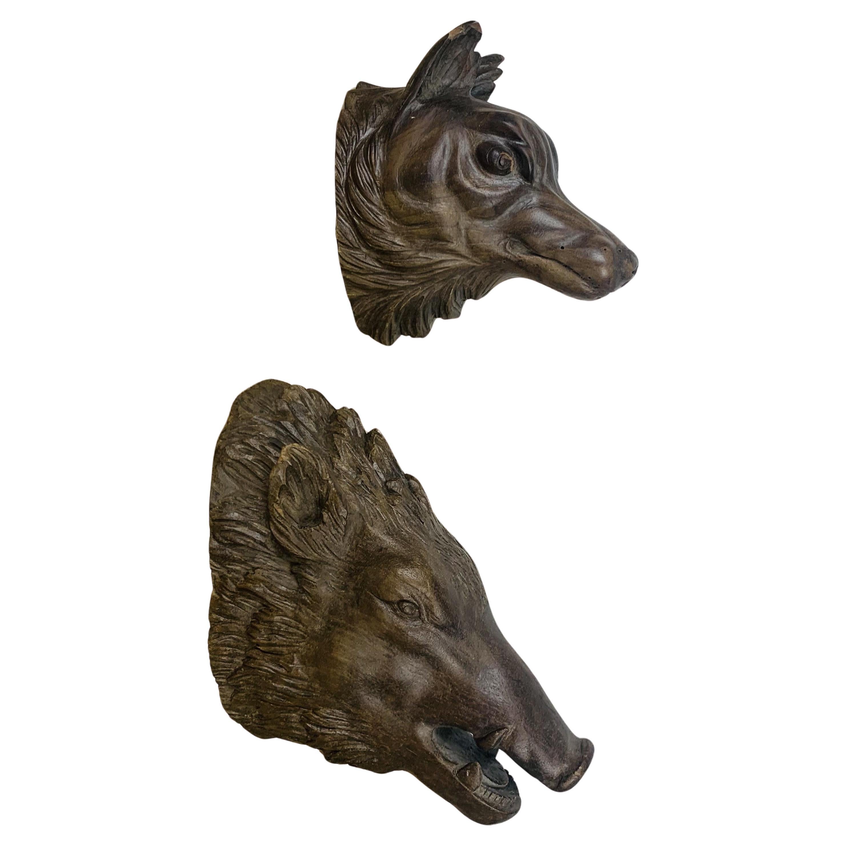 Antica testa di lupo e di cinghiale in legno intagliato, sculture in legno, arte popolare