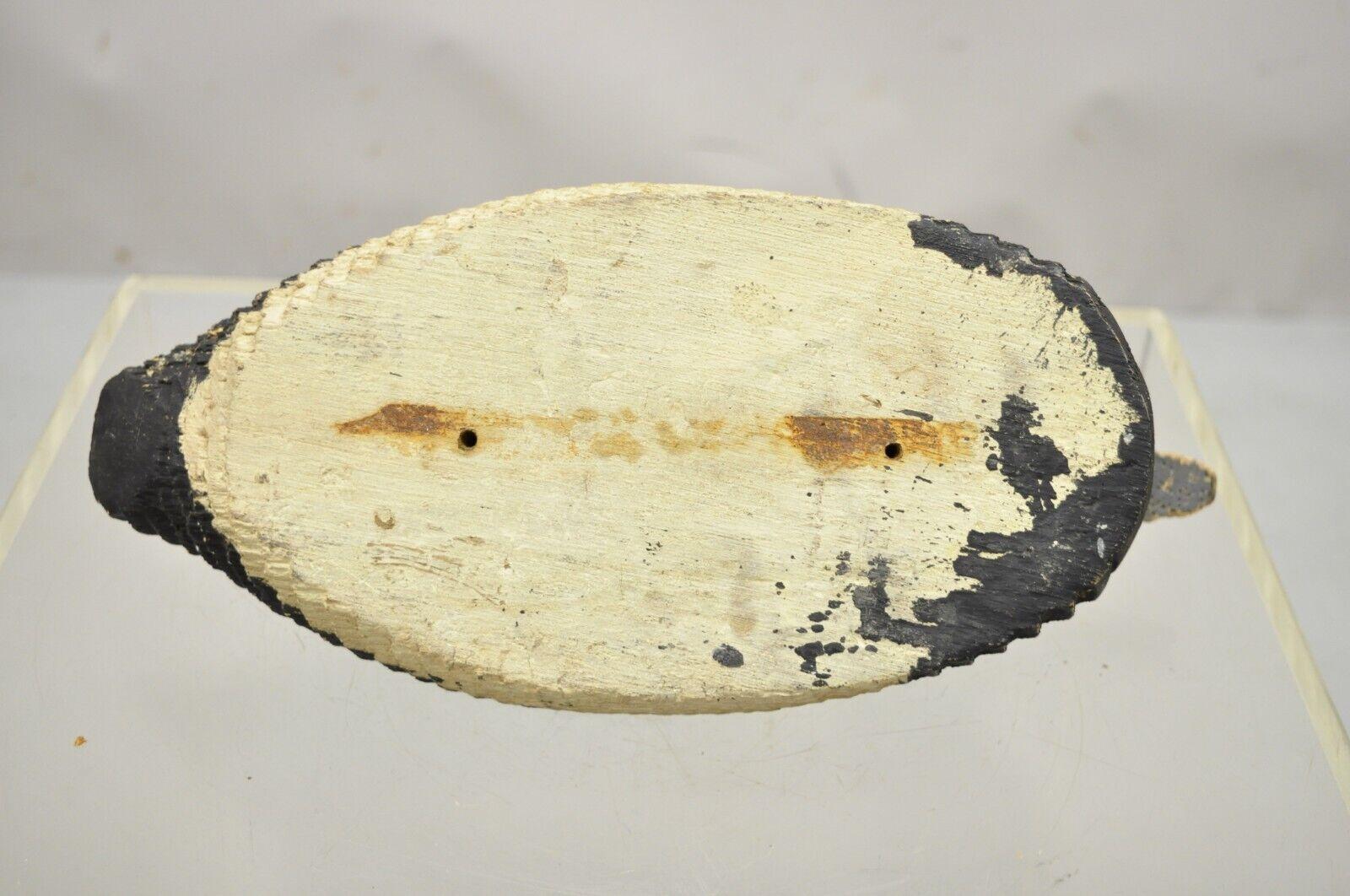 Antiguo señuelo de madera tallada de pato azulón blanco y negro Ojos de cristal en venta 2