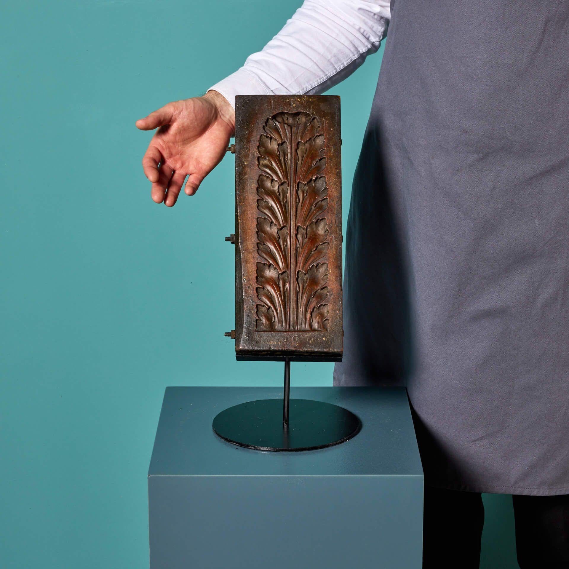 Moule à acanthe ancien en bois sculpté, monté, provenant de la collection Tucker. Il s'agit de l'un des nombreux moules que nous vendons et qui proviennent de cette vaste collection rassemblée par le maquilleur britannique Christopher