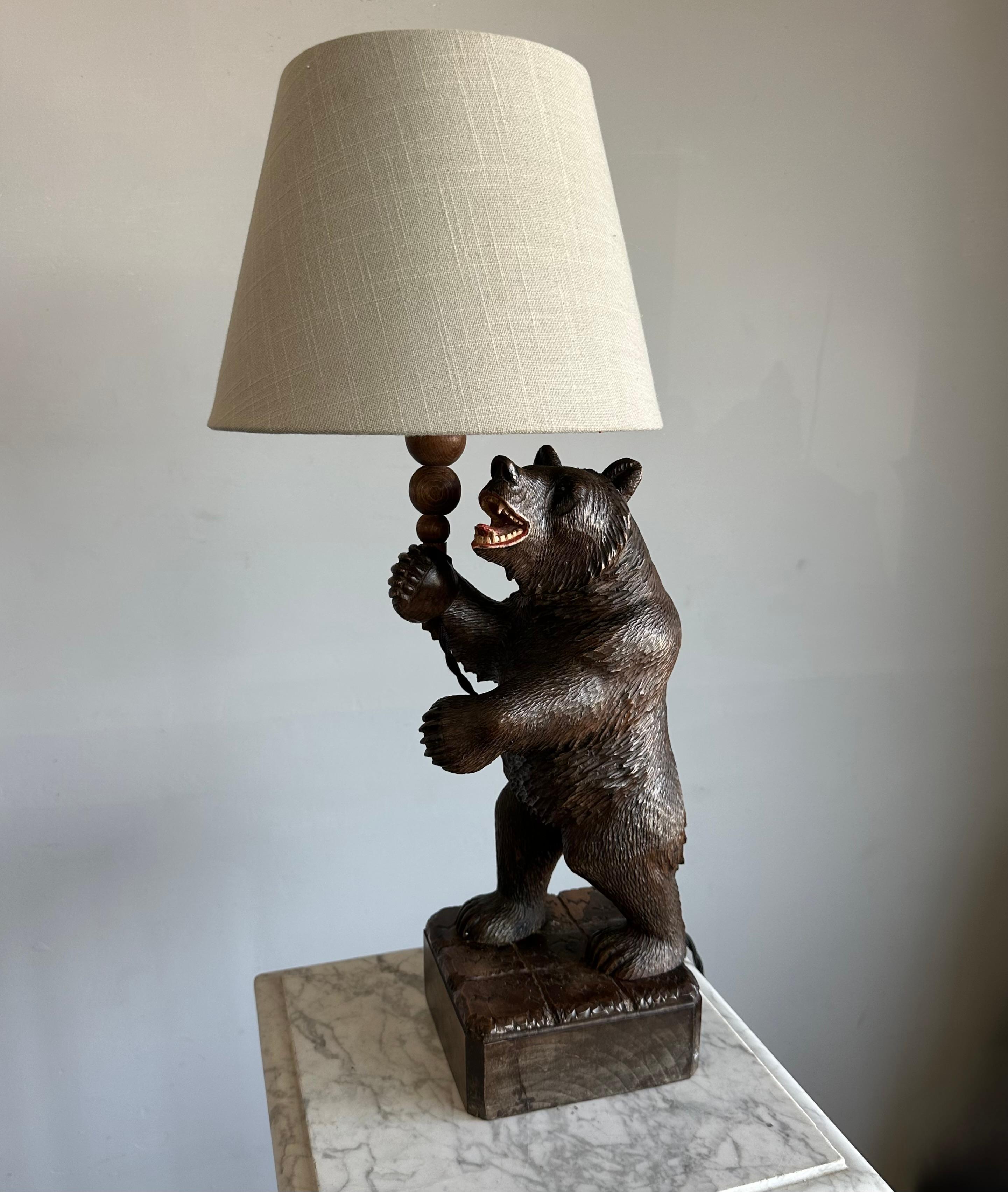 Ancienne sculpture d'ours debout en bois sculpté de Black Forest Lampe de table / bureau en vente 10