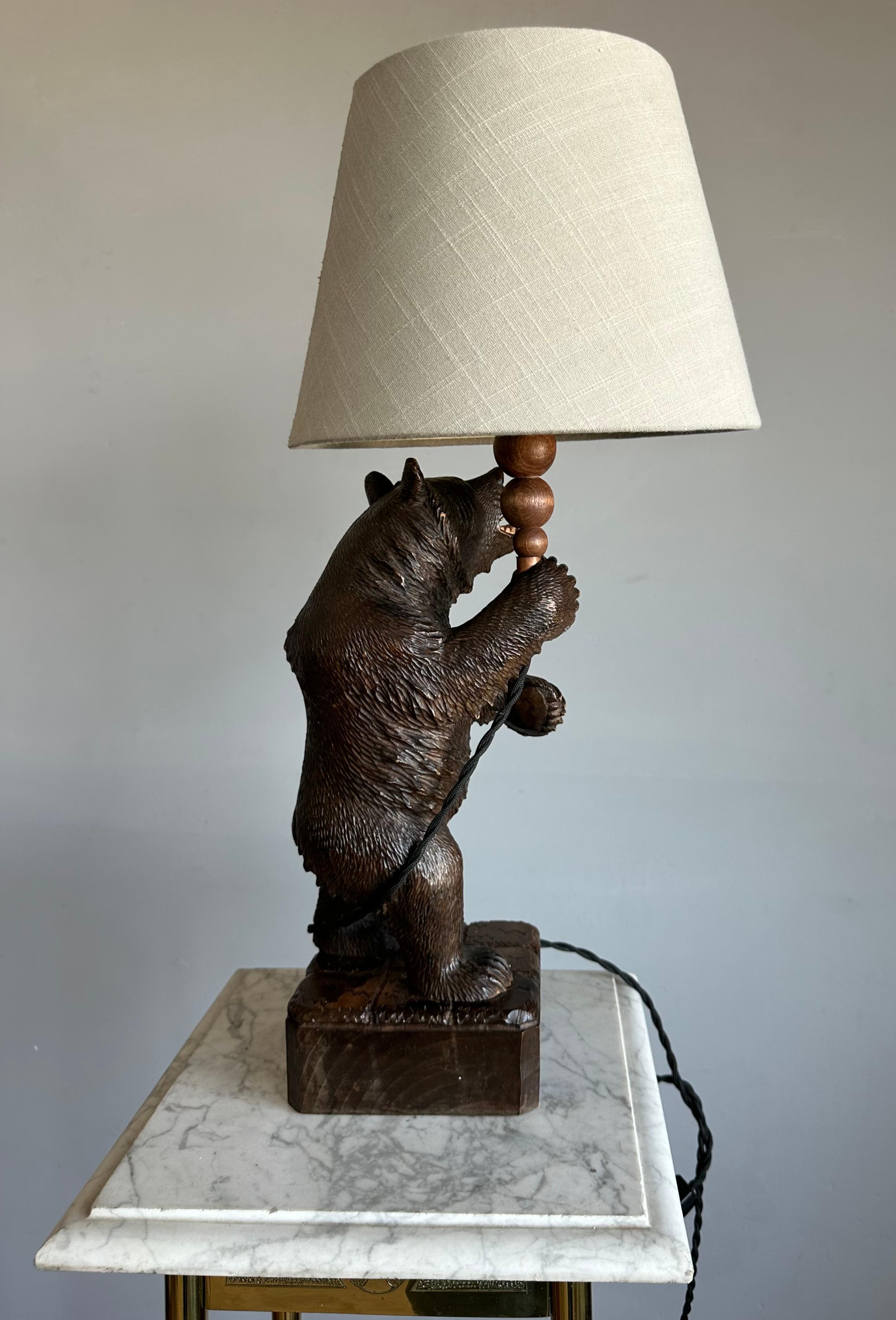 Ancienne sculpture d'ours debout en bois sculpté de Black Forest Lampe de table / bureau en vente 11