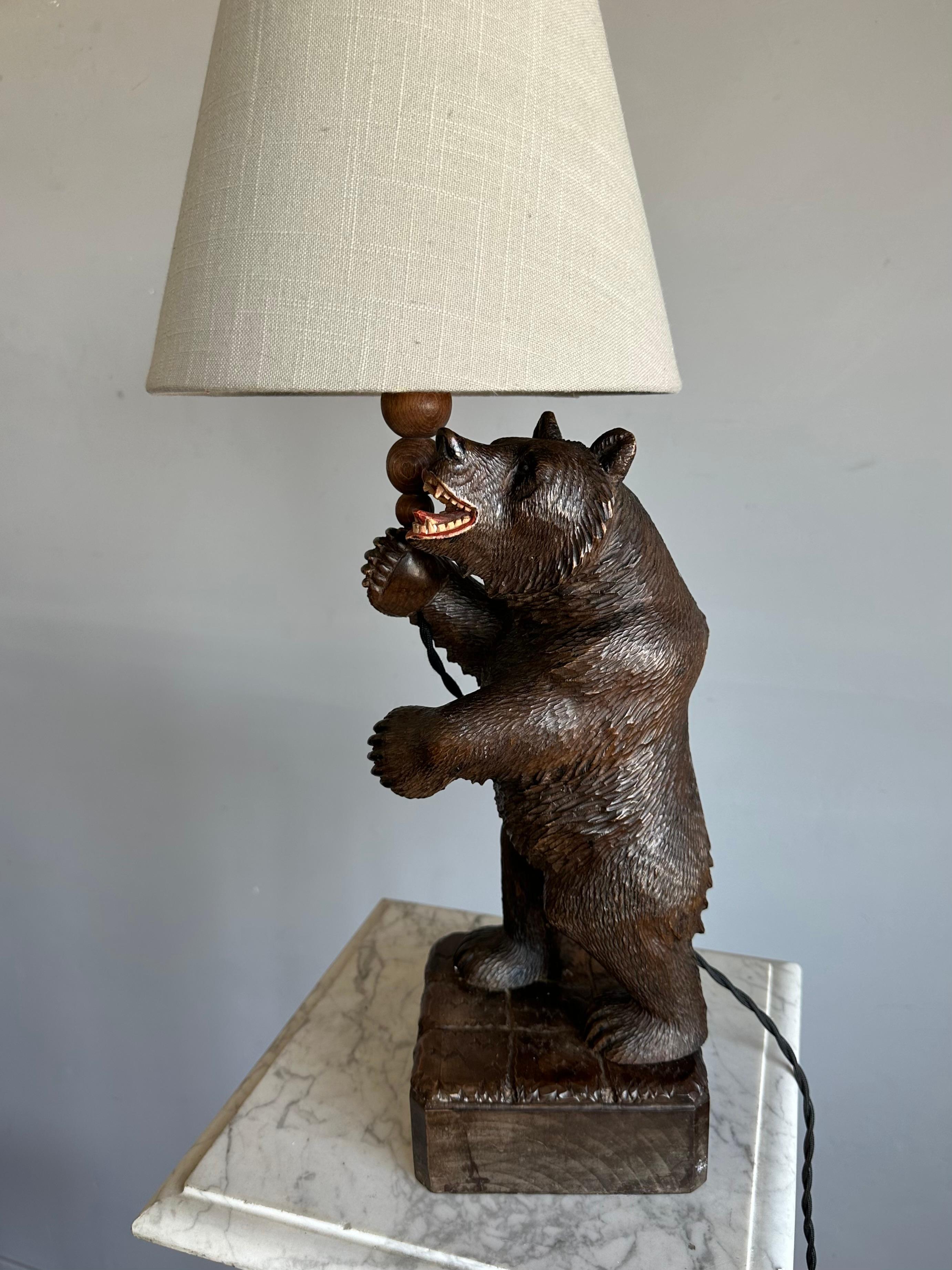 Ancienne sculpture d'ours debout en bois sculpté de Black Forest Lampe de table / bureau en vente 12