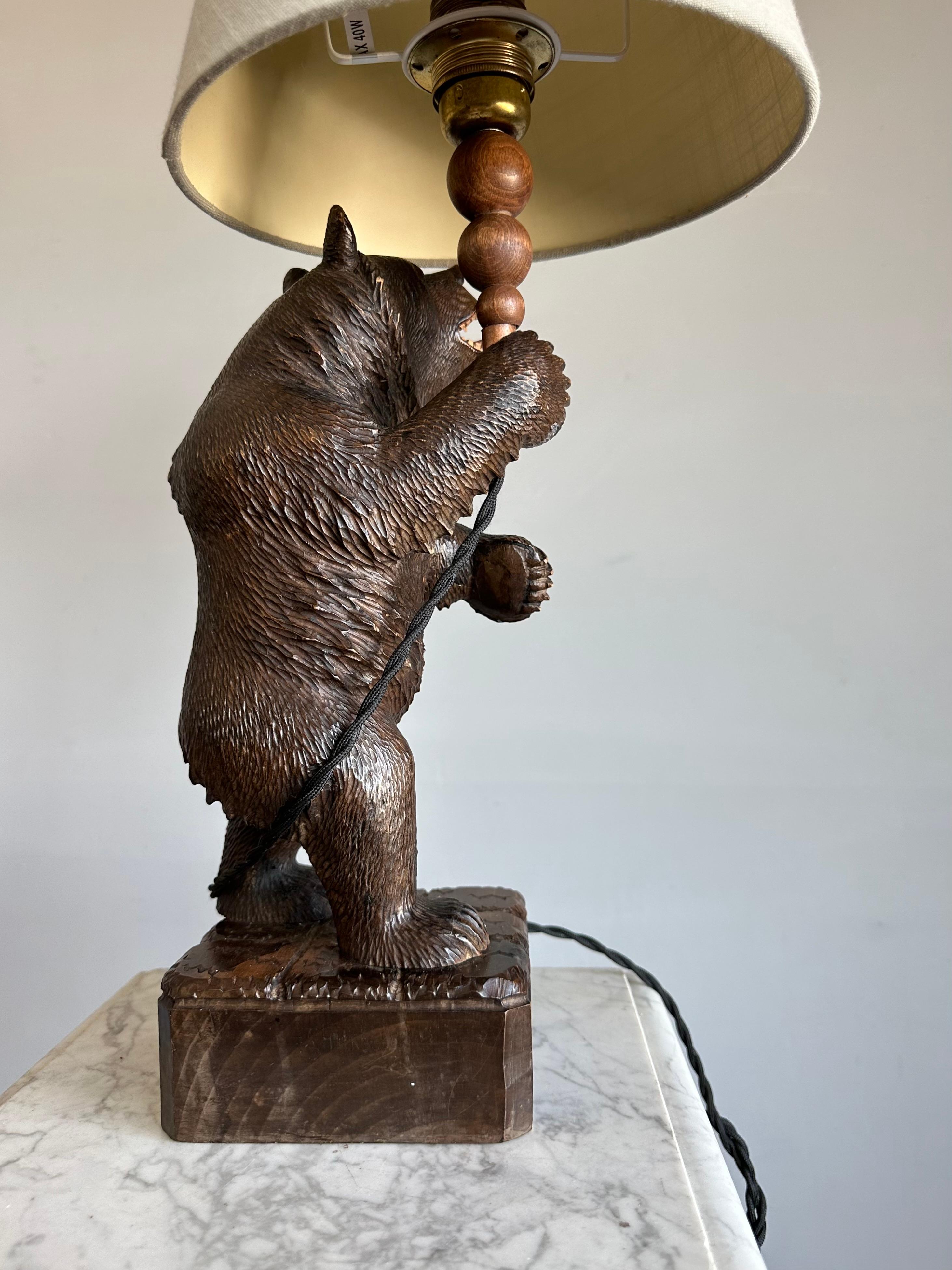 Forêt-Noire Ancienne sculpture d'ours debout en bois sculpté de Black Forest Lampe de table / bureau en vente