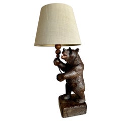 Antike geschnitzte hölzerne Black Forest Stehende Bärenskulptur Tisch / Schreibtischlampe